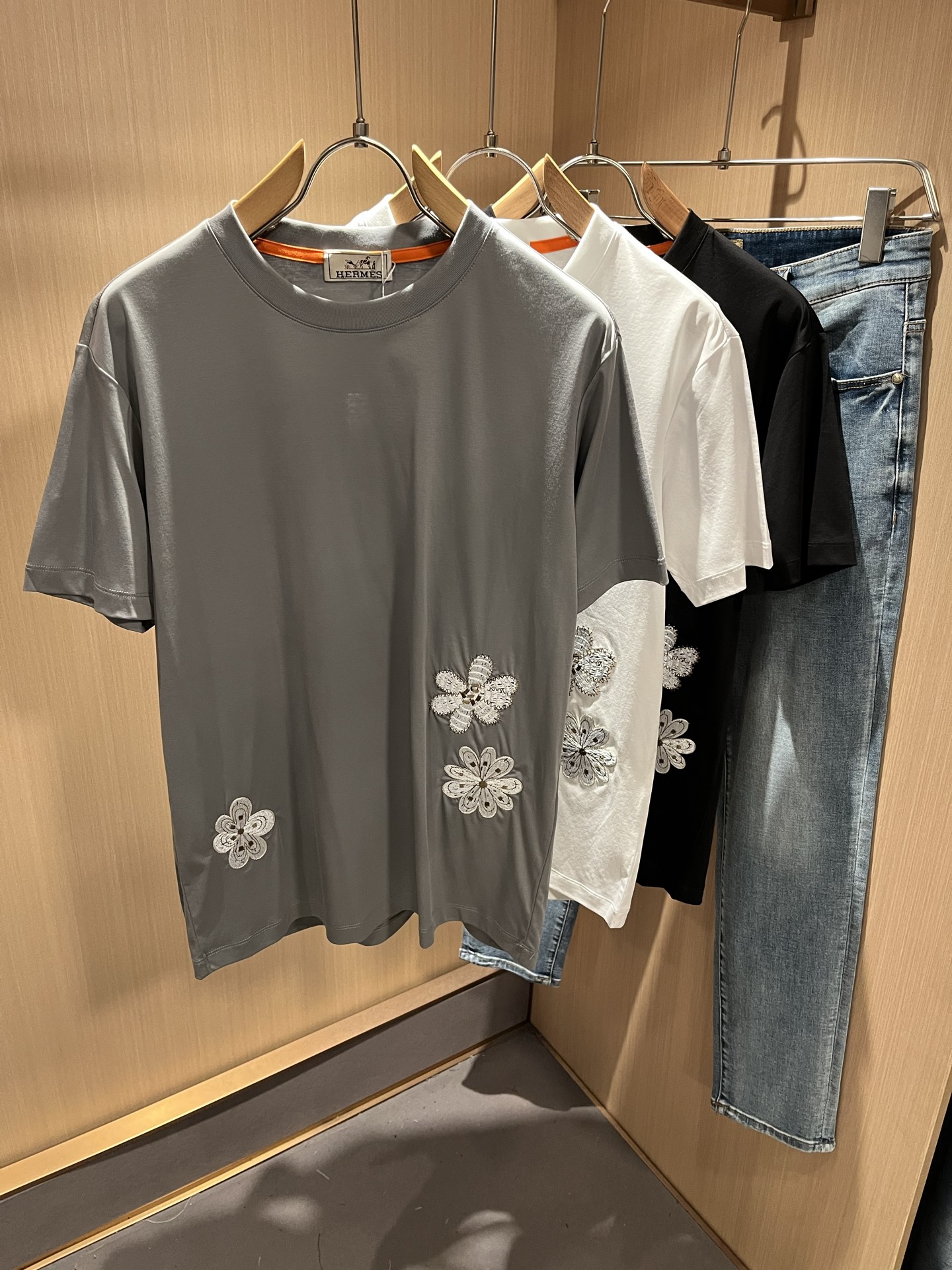 NO:470430,Her*mes 2025 spring and summer new men's short-sleeved T-shirt, a new upgraded versatile basic style, low-key and luxurious, and a choice of character!  Select high-quality and selected pure cotton fabrics!  Created, enjoy a relaxed and comfortable wearing experience, with super vertical performance, and has a strong sense of art. The iconic logo embroidery craftsmanship is designed with meticulous craftsmanship and high recognition, showing the new brand micro-label culture!  Classic perfect layout design, precise and in place for cutting. Simple and atmospheric style, and can show fashionable charm in daily leisure life. Size M-3XL, T-shirt,tees, t-shirt,alexander wang19860909Her*mes爱*仕2025春夏新款男士短袖T恤,全新升级百搭基础款,低调奢华,品格之选！甄选优质精选纯棉面料！打造而成,享受轻松自在的穿着体验,有着超强的垂直性能 艺术感极强标志性logo刺绣工艺设计,工艺细致,辨识度极高,展现全新品牌微标文化！经典完美版型设计,在裁剪上精准到位.简约大气风格,又能在日常休闲生活中展现时尚魅力.尺码M-3XL,,T-shirt,tees，t-shirt,alexander wang,Men's clothing