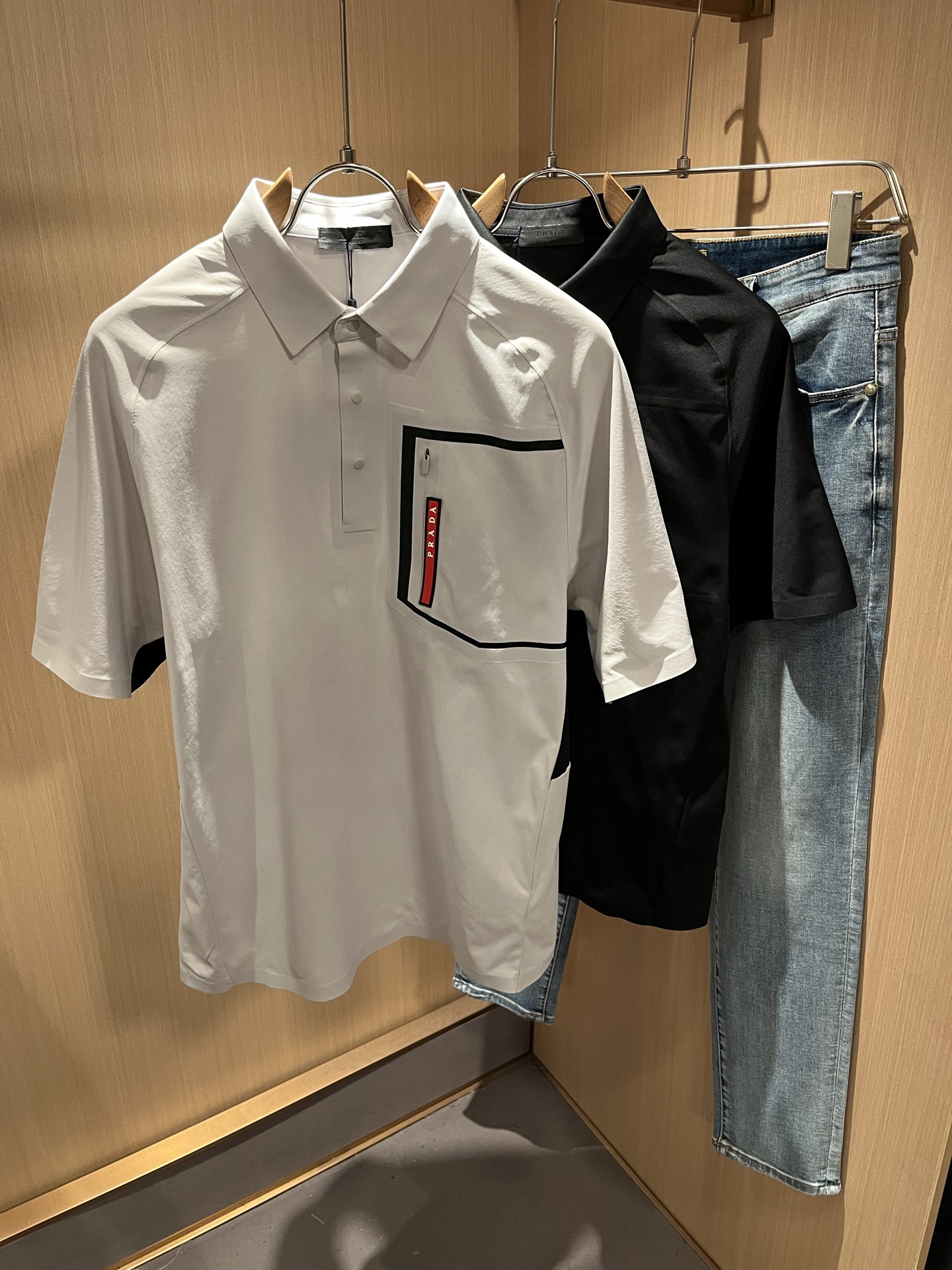 NO:470415,Prad*Pu*da 2025 spring and summer new classic element short-sleeved Polo shirt, a classic and elegant style, the kind that can be worn for ten years, you must collect a few pieces, and you must collect the rare and exquisite style!  A good taste!  It is 100% imported top-grade elastic spandex fabric in any season!  Fine weaving!  solid!  One of the best cottons recognized in the world!  The texture is perfect! The chest glue-pressing logo design!  Perfectly enrich everyone's visual sense!  Make you feel clean and neat!  Fashionable and beautiful!  !  Only by wearing Prada's short-sleeved shirt can you know what is worth it!  PRADA has always been a quality life pursued by European aristocrats and upper class scholars. This simple and casual versatile T-shirt is a personal luxury item with fashionable colors. Luxury materials and rigorous craftsmanship are the main tools for PRADA to attract fans. The flat and stylish round neck is warm, comfortable and easy to wear, with its own tone and handsome, and it is truly a world-class style!  The brand's design details are very exquisite, the upper body is light and stylish, and you have to buy the latest T-shirt every season. Faced with this consumable, it will save you the trouble of going out and outfitting. There are many letter T-shirts on the market, but this one is still rare to see. The streamlined tailoring and a light casual and artistic temperament give you enough spring to arrange the surface. Every person who pursues fashion, you might as well try it on the upper body!  Size M-5XL, prada, prada, T-shirt,tees, t-shirt,alexander wang19860909Prad*普*达 2025春夏季新款经典元素短袖Polo衫,经典大方的款式,可以穿十年都还是流行的那种,你一定要收藏几件,难得精致极致的款,你一定要收！好品味的一件！重要到哪个季节都绕不开它百分百进口顶级弹力氨纶面料！织法精细！结实！世界公认最好的棉之一！手感质感都极完美! 胸口压胶logo设计！完美的丰富大家的视觉感！让你感觉干净利落！时尚又好看！！穿上普拉达的这款短袖,才知道什么是人间太值得！PRADA一直都是欧洲贵族和上流社会雅士追求的品质生活这款简易休闲百搭T恤更是穿出个人奢侈的单品色彩时尚 奢侈的材质和严谨的工艺是PRADA圈粉的主要利器平整有型的圆领,版型温暖舒适好穿又好搭,自带腔调和帅气,真正的一款打天下！品牌的设计细节十分考究,上身轻便有型,每季都要入手最新的T恤,面对这种消耗品,直接省了你出门穿搭的烦恼,市面上的字母T恤有很多,但这款还很难得一见了,信手拈来的流线剪裁,淡淡的休闲文艺气质,给足春日的排面,每个对时髦度有追求的你,都不妨上身一试！尺码M-5XL,,prada,prada,T-shirt,tees，t-shirt,alexander wang,Men's clothing