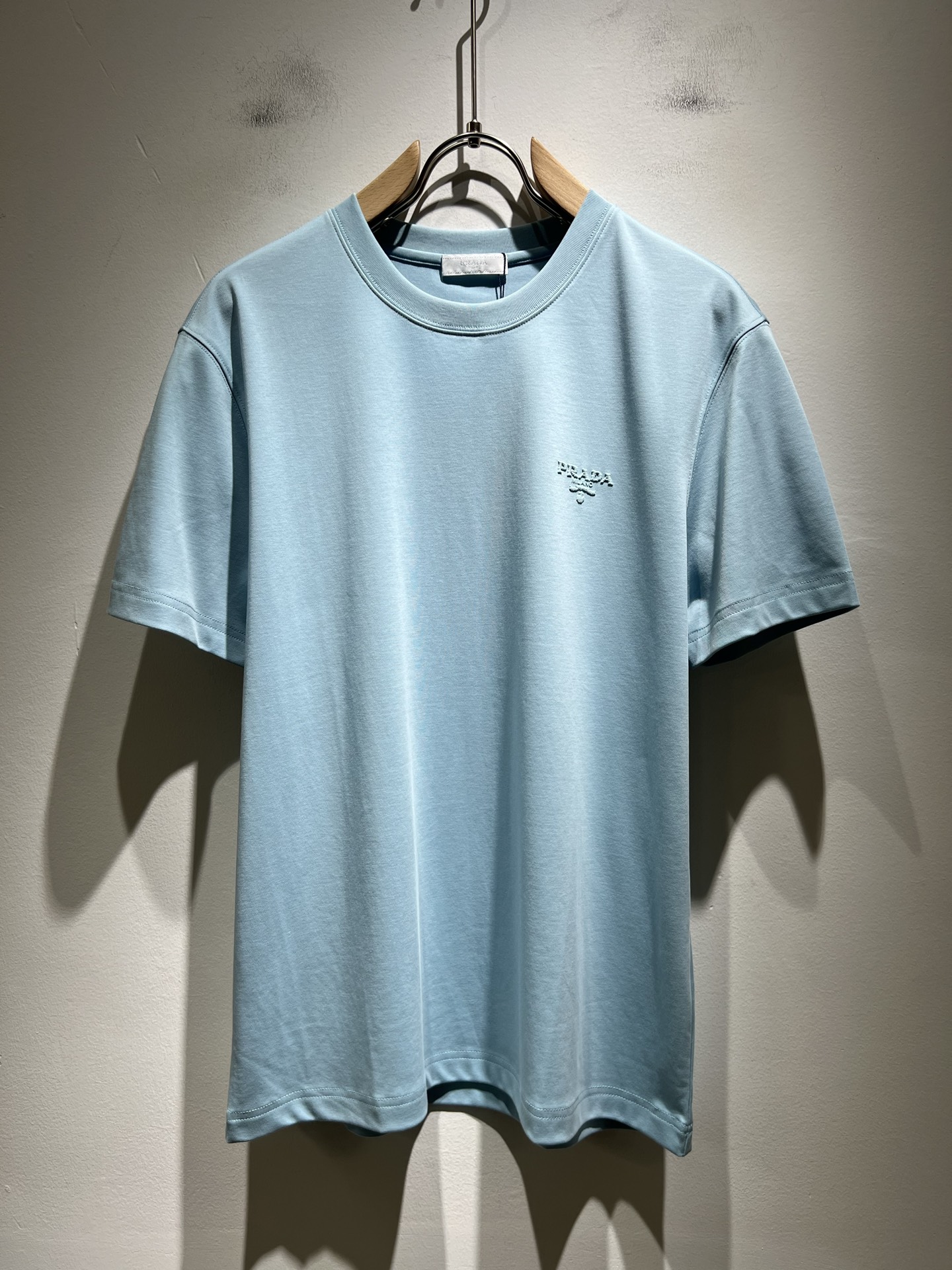 NO:461236,PRAD*A Pu*da 2025 spring and summer new short-sleeved T-shirt for men and women, the latest model is exclusively available on the entire network!  !  ~ It is classic and fashionable and versatile, who doesn’t like it? It will show the classic again. It is very pleasing to the eye and comes with a low luxury halo and recognition!  Pr*da's traditional brand concept and modern advanced technology are perfectly combined. Coupled with the extremely modern and simple design, P's exclusive logo pattern glue pressing design!  Customized 100% imported pure cotton fabric!  The texture of this model is quite touching, the specifications and grades are known with tentacles. The degree of delicateness and breathability are top-notch!  Size S-2XL, prada, T-shirt,tees, t-shirt,alexander wang19860909PRAD*A普*达2025春夏新款男女同款短袖T恤,最新款全网独家首上！！~既经典有时尚百搭,谁不爱啊,将经典再次展现,非常的耐看,自带低奢光环与辨识度！Pr*da传统的品牌理念和现代化的先进技术进行了完美结合.加上极其现代摩登风范的简约设计,p家专属logo图案压胶设计！定制百分百进口纯棉面料！此款的质感相当感人 触手便知规格档次 细腻程度与透气效果堪称顶级！尺码S-2XL,,prada,T-shirt,tees，t-shirt,alexander wang,Men's clothing