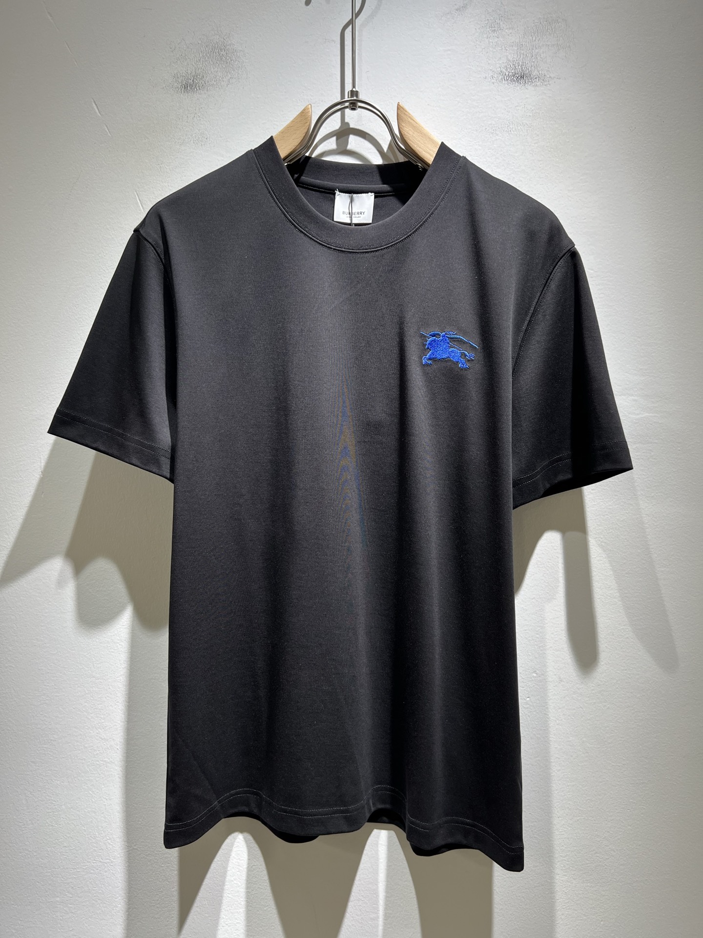 NO:461255,BURBER*Y Ba*li's new spring and summer 2025 short-sleeved T-shirt for men and women, is coming, and is made of a popular environmentally friendly pure cotton fabric recently. It is a high-end outdoor sports and leisure series, which is very popular in sports!  BUR's latest special material, logo logo pattern embroidery design!  Fabric is also called memory cloth, which refers to fabrics with morphological memory functions. It instantly kills all versions on the market. It can only be said that it is not a level of existence at all. Whether it is material, detail restoration and craftsmanship, you are not afraid of any challenges. Just to contribute wonderful products to everyone. As always, it is consistent. A style that implements the core concept of BUR will be closely tied to fashion, always maintaining perfection, a simple but not simple design style that perfectly meets the outfit you need in daily life. Size: S-2XL, burberry, T-shirt, tees, t-shirt, alexander wang19860909BURBER*Y巴*莉2025春夏新品男女同款短袖T恤,重磅来袭,最近比较火热的环保纯棉面料制作而成,高端户外运动休闲系列,非常火热运动风潮！BUR最新研发的特殊材质,标志logo图案刺绣设计！面料也叫记忆布,是指具有形态记忆功能的面料,秒杀市面上一切版本,只能说根本就不是一个级别的存在,不管是材质还是细节还原度以及工艺制作方面,不惧任何挑战,只为给大家奉献绝妙产物一如既往,始终如一,贯彻了BUR核心理念的一个款式将与时尚紧紧的捆绑在一起,时刻保持完美,简约而不简单的的设计风格,完美的满足了你日常所需要的穿搭.尺码:S-2XL,,burberry,T-shirt,tees，t-shirt,alexander wang,Men's clothing