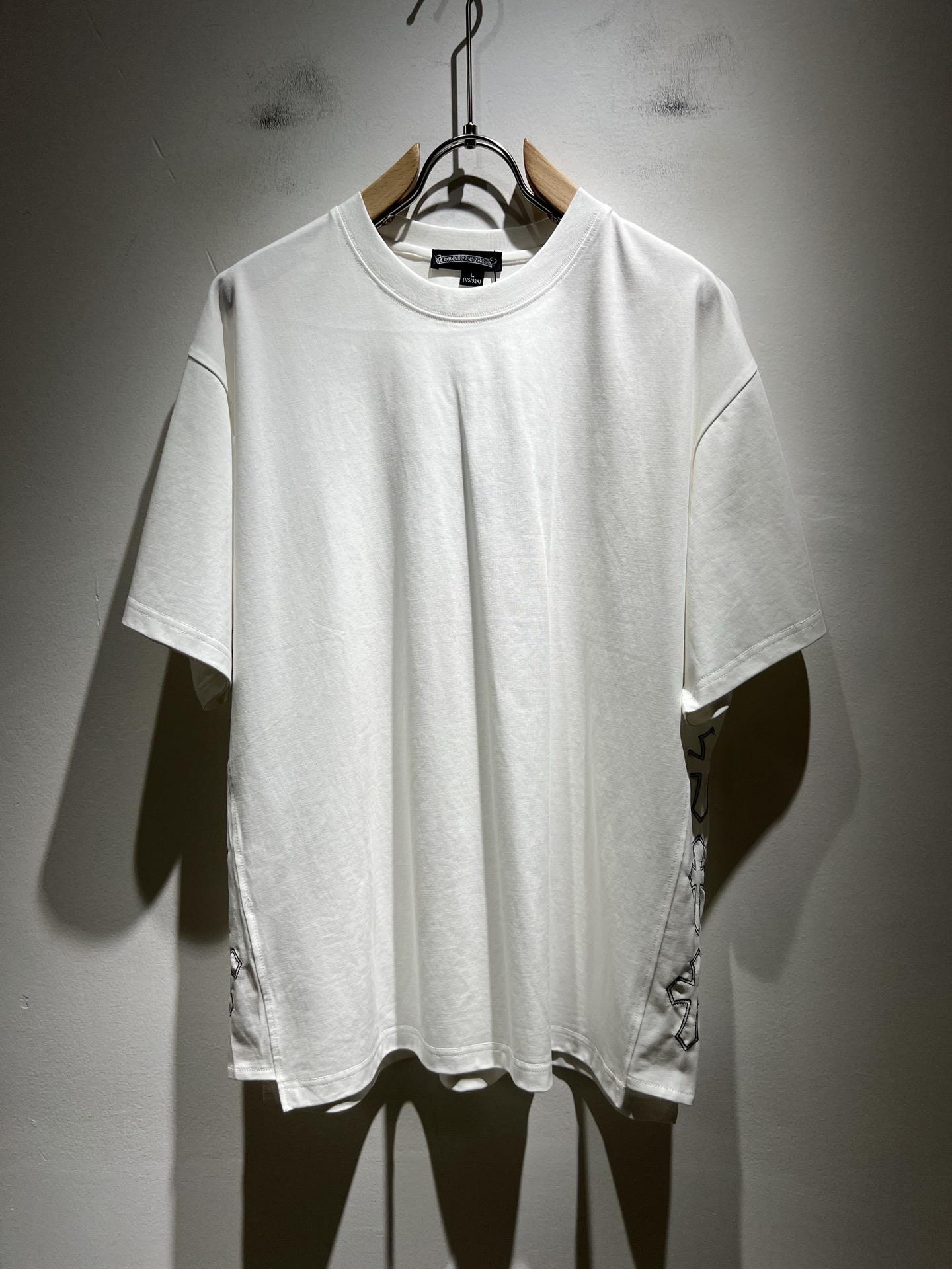 NO:463813,Chrome Hear*s 2025 spring and summer new product for men and women the same style as gram* heart short-sleeved T-shirt, recommended for cracked walls!  The fashionable and arrogant Chrome Hear*s is favored by the whole world. The 2025SS hits the stimulus, the classic short-sleeved body logo embroidery design!  Full of fashionable luxury style, exuding a charming sense of art!  Large and lazy, high-end exclusive wash water pure cotton material for customer supply!  Super comfortable upper body!  Large oversized shoulder-falling!  Men and women are the same style!  Size M-3XL, chrome hearts, T-shirt,tees, t-shirt,alexander wang19860909Chrome Hear*s 克*心 2025春夏新品男女同款克*心短袖T恤,墙裂推荐！时尚傲娇的Chrome Hear*s,被全世界宠幸着.2025SS引爆款,经典克*心元素断绝短袖衣身logo刺绣设计！充满了时尚的奢华风,散发着迷人的艺术感！宽大慵懒,客供高端专属洗水纯棉材质！上身超级舒适！大廓形大落肩！男女同款入！尺码M-3XL,,chrome hearts,T-shirt,tees，t-shirt,alexander wang,Men's clothing