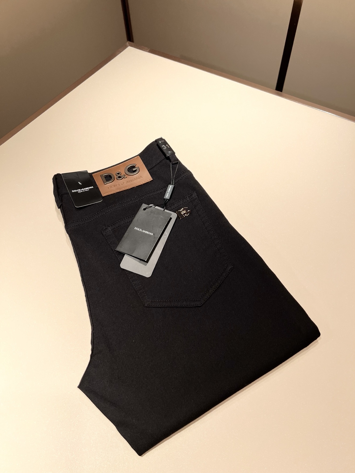 NO:497705,Dolce & Dolce*na 2025 spring and summer new jeans, wash and naturally not easy to deform and decolorize, three-dimensional tailoring perfectly shaped fabric, comfortable and soft, and casually matched, comfortable means its interpretation of fashion and leisure. DG's consistent style reflects the brand's pursuit of quality, with a bit of hedonist flavor, pays great attention to details, likes everything that is not formulaic, pursues freedom, Dolce & GABB*NA's style is very unique. At the beginning of the business, it insists on making plates and designing logo logo waist brand design!  For the fashion industry that paid attention to the show at that time, it was quite unique. Size 29-40, Dolce & Gabbana, Dolce & Gabbana, jeans, alexander wang19860909Dolce & 杜嘉*纳 2025春夏新品牛仔裤,水洗处理自然不易变形脱色、立体剪裁完美塑形面料质舒适柔软随意搭配、舒适代表它对时尚休闲的诠释是DG一贯作风细节处体现这个品牌对品质的追求,带点享乐主义者的味道,非常注重细节,喜欢一切非公式化的东西,追求自由杜嘉班纳 (DOLCE&GABB*NA) 的作风非常独特,创业之初坚持自己制版、设计标识logo腰牌设计！对于当时讲究排场的时装界,是相当独树一格的.尺码29-40,,Dolce&Gabbana,Dolce&Gabbana,jeans,alexander wang,Men's clothing