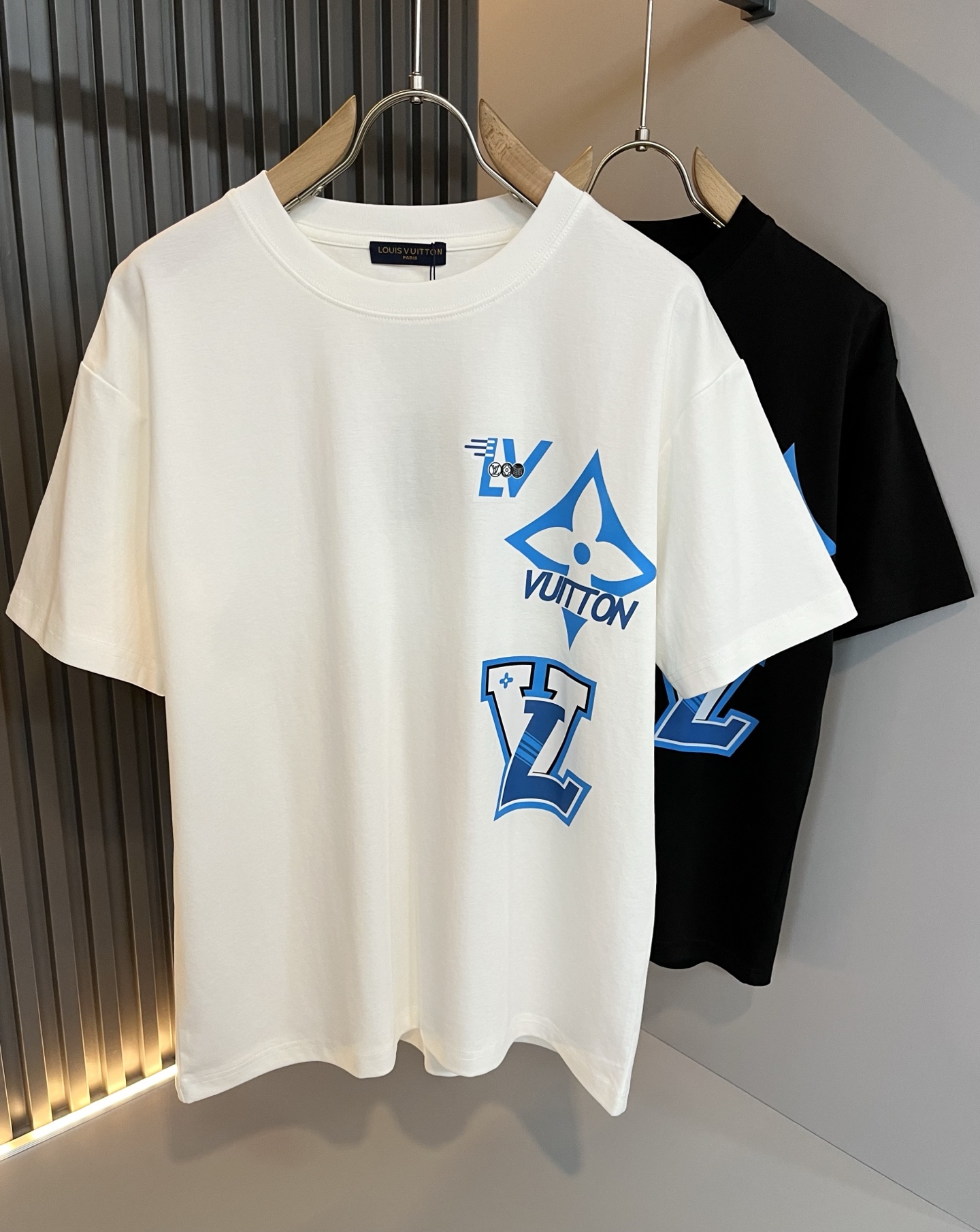 NO:463707,LouisVuitt*Louis*Deng The new series of spring and summer 2025 products are launched, a very fashionable and avant-garde short-sleeved T-shirt for men and women, with logo logo pattern and printing decoration!  Different from the past, it declares the design concept that has been passed down for many years in the brand!  Its eye-catchingness is no less than any classic style, perfectly presenting the fashionable, high-end and luxurious feeling in front of the world!  Made of imported cotton materials, selected high-quality pure cotton fabrics, soft and soft to the touch, the real thing is definitely beyond your imagination, close to the body and breathable, even if you sweat profusely, you will not feel greasy or stuffy, and will bring sweating and moisture absorption to the extreme!  Size M-3XL, louis vuitton,louis vuitton,t-shirt,tees,t-shirt,alexander wang19860909LouisVuitt*路易*登 2025春夏全新系列单品上线,非常时髦前卫的一款男女同款短袖T恤,标识logo图案印花修饰！区别于以往的不同,宣示品牌传承多年的设计理念！其吸睛度完全不亚于任何经典款式,将时髦高级感与奢华感完美呈现在世人眼前！客供进口全棉材质制成,精选优质纯棉面料,触感软糯亲肤细腻,实物到手绝对超乎你的想象,贴身无比舒适透气,即便是汗流浃背也不会有腻身及闷热感可言,将排汗吸湿性发挥到了极致！尺码M-3XL,,louis vuitton,louis vuitton,T-shirt,tees，t-shirt,alexander wang,Men's clothing