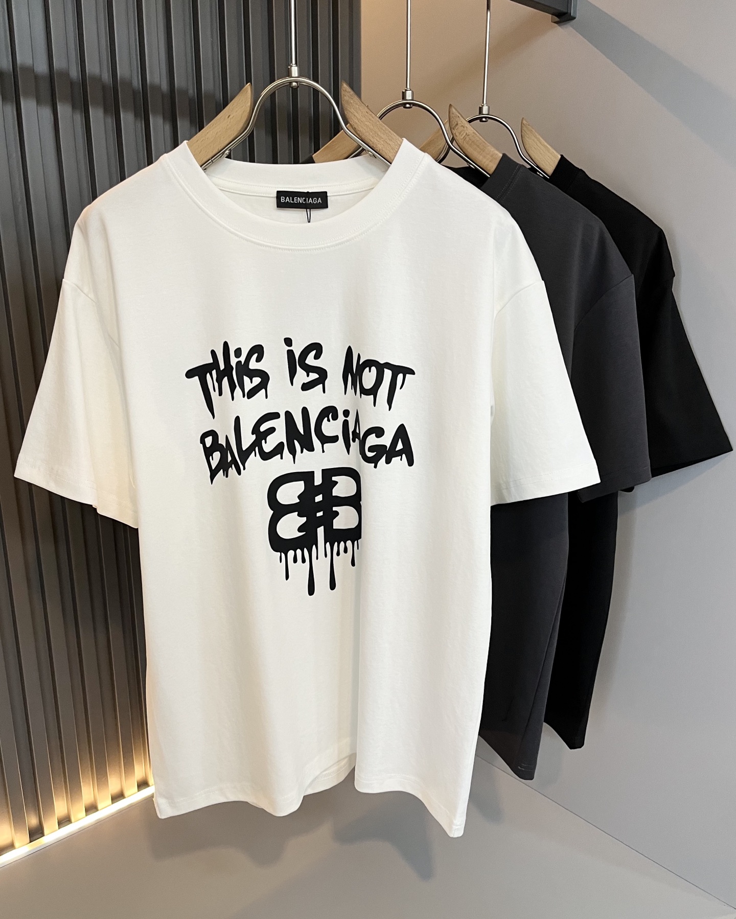 NO:463749,BALENCIA* Paris* Home 2025 Spring and Summer New Men and Women Couples Casual Loose Cotton Round Neck Short Sleeve T-shirt!  Trading companies have sparse channels and are released on the official website at the same time!  The latest series of spring and summer 2025, classic fashion design elements, injecting full vitality into the new series. This T-shirt is carefully selected for imported cotton fabrics. The fabric feels skin-friendly and soft and delicate, and the body logo print design!  It has an extremely comfortable and breathable wearing experience. The whole item is very eye-catching and fashionable, and is deeply loved by young people today!  The loose round neck cut is a neutral style regardless of age and gender, suitable for matching all the styles and looks you need in your daily life!  It is recommended to wear couple outfits to go out on the street to make it more pleasing to the eye!  Size M-3XL, balenciaga, T-shirt,tees, t-shirt,alexander wang19860909BALENCIA*巴黎*家 2025春夏新款男女同情侣款休闲宽松棉质圆领短袖T恤衫！贸易公司渠道稀出,同步官网发售 ！ 2025春夏最新系列,经典时尚设计元素,为全新系列注入满满活力,这款T恤衫用心甄选客供进口棉面料制成,面料手感亲肤柔软细腻,衣身logo印花设计！拥有着无比舒适透气性的穿着体验,整件单品极具吸睛度与时尚感,深受当下年轻人的喜爱！基础宽松的圆领版型裁剪,不分年龄与性别的中性款式,适合搭配你日常所需的所有风格与造型！建议搭配情侣装出街会更为养眼出色！尺码M-3XL,,balenciaga,T-shirt,tees，t-shirt,alexander wang,Men's clothing