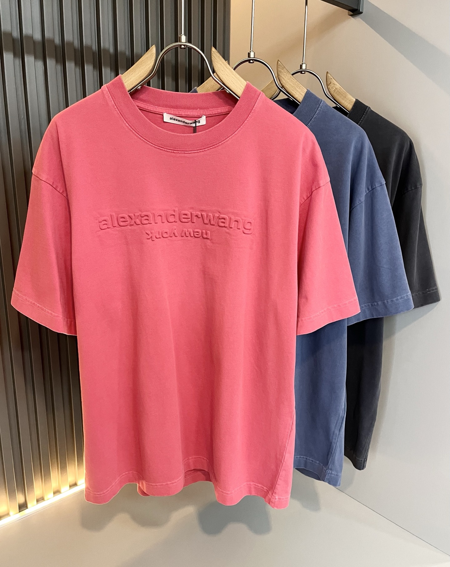 NO:463741,Alexander Wang 2025 spring and summer short-sleeved T-shirt for men and women. Limited-time European regional sales, heavyweight stunning items, series on sale on the official website. Weaving of luxury first-tier brands' royal fabric factory, original customized 260G pure cotton fabric!  The latest logo pattern design of the breast this quarter!  Continue the charm of classic design style!  It feels soft and comfortable, with no burden on your clothes, moisture absorption and breathability, full of quality, and is extremely versatile, both inside and outside, and is very outstanding!  Size S- XL, alexander wang,T-shirt,tees,t-shirt,alexander wang19860909Alexander Wang亚力山大王 2025春夏款男女同款短袖T恤.欧洲区域限定发售,重磅级尤物单品,官网在售系列.奢侈一线大牌的御用面料厂织造,原版定制260G纯棉面料！胸口这一季度最新压胶字母logo图案设计！延续经典设计风格魅力！手感柔软 舒适,穿着无累赘感,吸湿透气,品质感十足,极为百搭系无论内搭还是外穿都非常出彩！尺码S- XL,,alexander wang,T-shirt,tees，t-shirt,alexander wang,Men's clothing