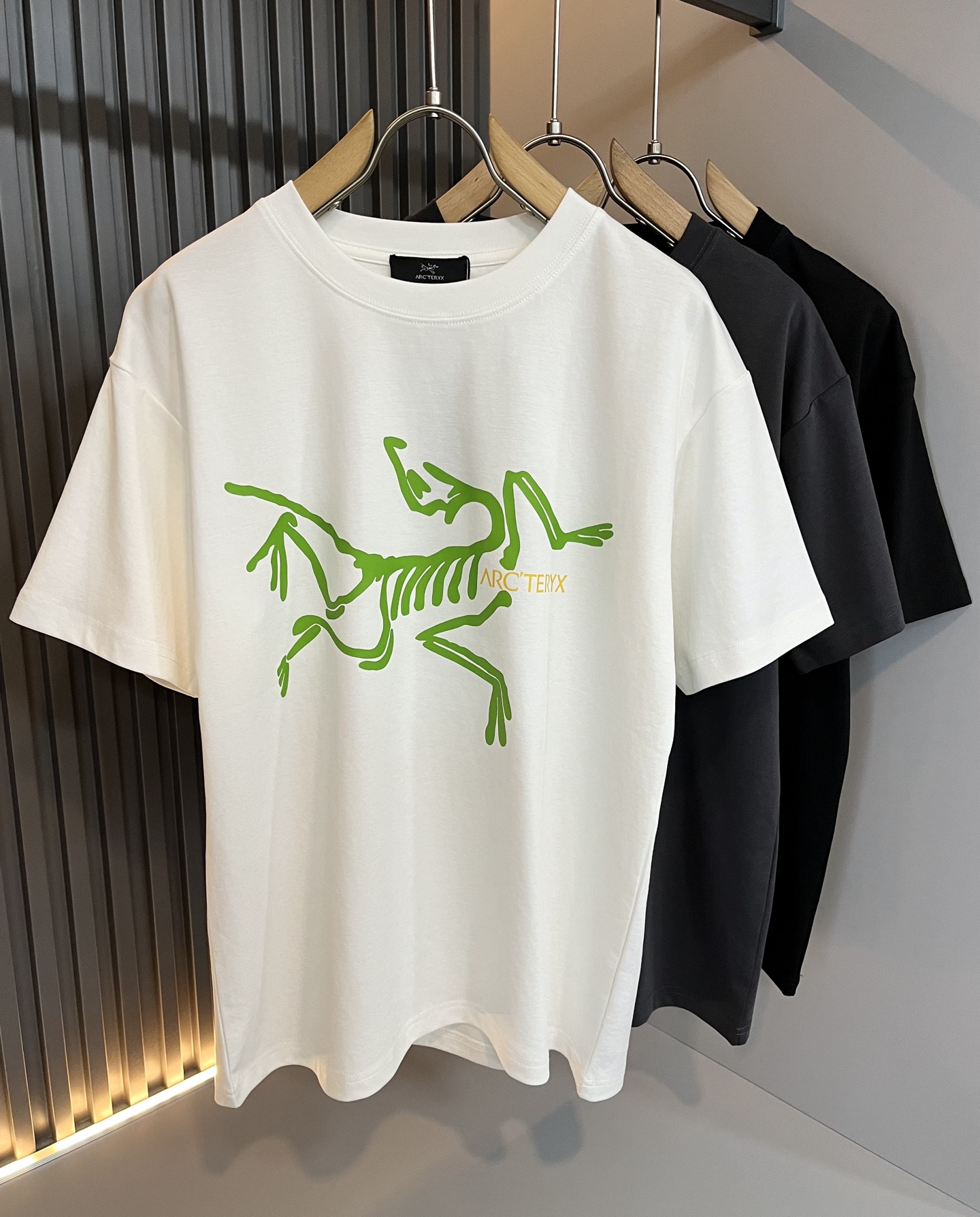 NO:463734,ARCTER*X Original Archaeological Bird 2025 spring and summer new short-sleeved T-shirt outdoor brands for men and women, perhaps the first thing that comes to mind is Canadian goose and Archaeological Bird. It gives people a feeling of trying out the label!  In addition to being quite accomplished in style design, the most obvious or most expert should be to have deeper and unique insights and attainments in fabrics. Through continuous structural research and problem-solving, and characterized by unique research on fabrics, these alone are enough to support it to become the first new logo brand image in the clothing manufacturing industry. This model uses air cotton material!  The fabric after the seiko blending feels smooth and soft, and it has both natural beauty and comfort. The large body style is cut cleanly and cleanly, and the fabric shows a different hazy structural beauty. It is made of exclusive mold customization. The fabric and its technology test the workers, can be smooth and smooth without wrinkles!  Logo logo pattern printing craft design!  It really tests the handmade work of every master!  It makes the whole clean and neat, without leaving any thread. Now men who pursue life are more refined in life!  Size M-3XL, arc'teryx, T-shirt,tees, t-shirt,alexander wang19860909ARCTER*X始*祖鸟 2025春夏新款男女同款短袖T恤户外品牌可能大家第一想到的就是加拿大鹅、始祖鸟.给人一种标签试的感觉！除了在款式设计上颇有造诣之外,最明显或者说最为拿手的,应该就是在面料上的拥有更深独特见解跟造诣了.通过不断地结构研究和问题处理,在以面料独特研究为特征,仅凭这些就已经足以支撑其成为服装制造行业中,首屈可数的新标志品牌形象.此款采用的空气棉材质！通过精工混纺之后的面料,手感细滑柔软,同时兼具自然美感跟舒适度.大身上版型裁剪简洁干净,面料上显现出了不一样朦胧的结构性美感来.独家开模定制而成,面料及其考验工人的技术,能做到平整服帖又不起皱！标志logo图案印花工艺设计！真的是很考验每位师傅的手工制作！使得整体干净利索,不留一丝线头.现在对于生活有所追求的男性也在生活中更为精致！尺码M-3XL,arc'teryx,T-shirt,tees，t-shirt,alexander wang,Men's clothing