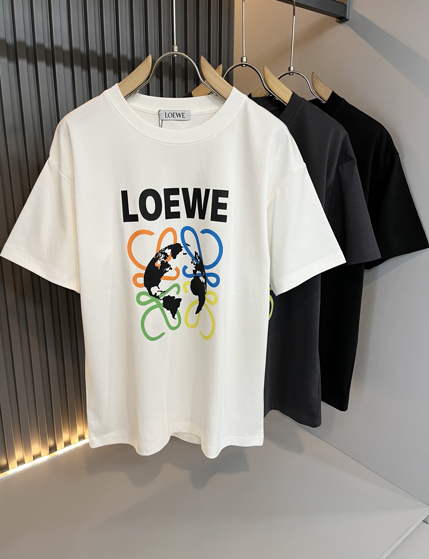NO:463728,LOE*WE Luo*We 2025 spring and summer new short-sleeved T-shirt for men and women, original Italian order channel, very personalized and high-end style, logo logo pattern printing craft design!  Couple pure cotton short-sleeved T-shirt!  !  The latest fashion trends and popular products are here, and it is another simple and high-end fashion item. It is a fashion product with very high-end outfit charm. It is a must-have item for fashion trends!  Original Italian manufacturer channels, special-level orders, and released at the same time as Hong Kong, Macao and Taiwan buyers. This model is also the latest popular product of Luo Yiweijia this year and the most classic product. Its specifications and grades are beyond doubt!  !  The choice is very diverse, and it can be said that this model naturally has a fresh and natural feeling, showing the brand charm and high-end feeling. The texture of this model is very good, and the heavy weight and brilliant skin-friendliness that can be seen with hands are even better, and it is a complete enjoyment of wearing!  !  Size: M-3XL, loewe, loewe, T-shirt,tees, t-shirt,alexander wang19860909LOE*WE罗*威 2025春夏新款男女同款短袖T恤,意大利原厂订单渠道,极具个性高级风,标志logo图案印花工艺设计！情侣款纯棉短袖T恤！！最新时尚潮流人气产物驾到,又是一款简约高级的时尚单品,穿搭魅力十分高级不俗的时尚产物 ,时尚潮流必备单品！意大利原厂渠道,特供级别订单,同步港澳台买手店发布,此款也是罗意威家今年的最新人气产物,也是最经典的产物,其规格跟档次更是毋庸置疑！！ 选择极具多样化,言而喻此款自然具备那种清新自然的感觉,彰显品牌魅力与高级感,此款的质感十分的到位,用手可以感知的重磅跟出彩亲肤程度更是上佳,十足的穿着享受！！尺码: M-3XL,,loewe,loewe,T-shirt,tees，t-shirt,alexander wang,Men's clothing