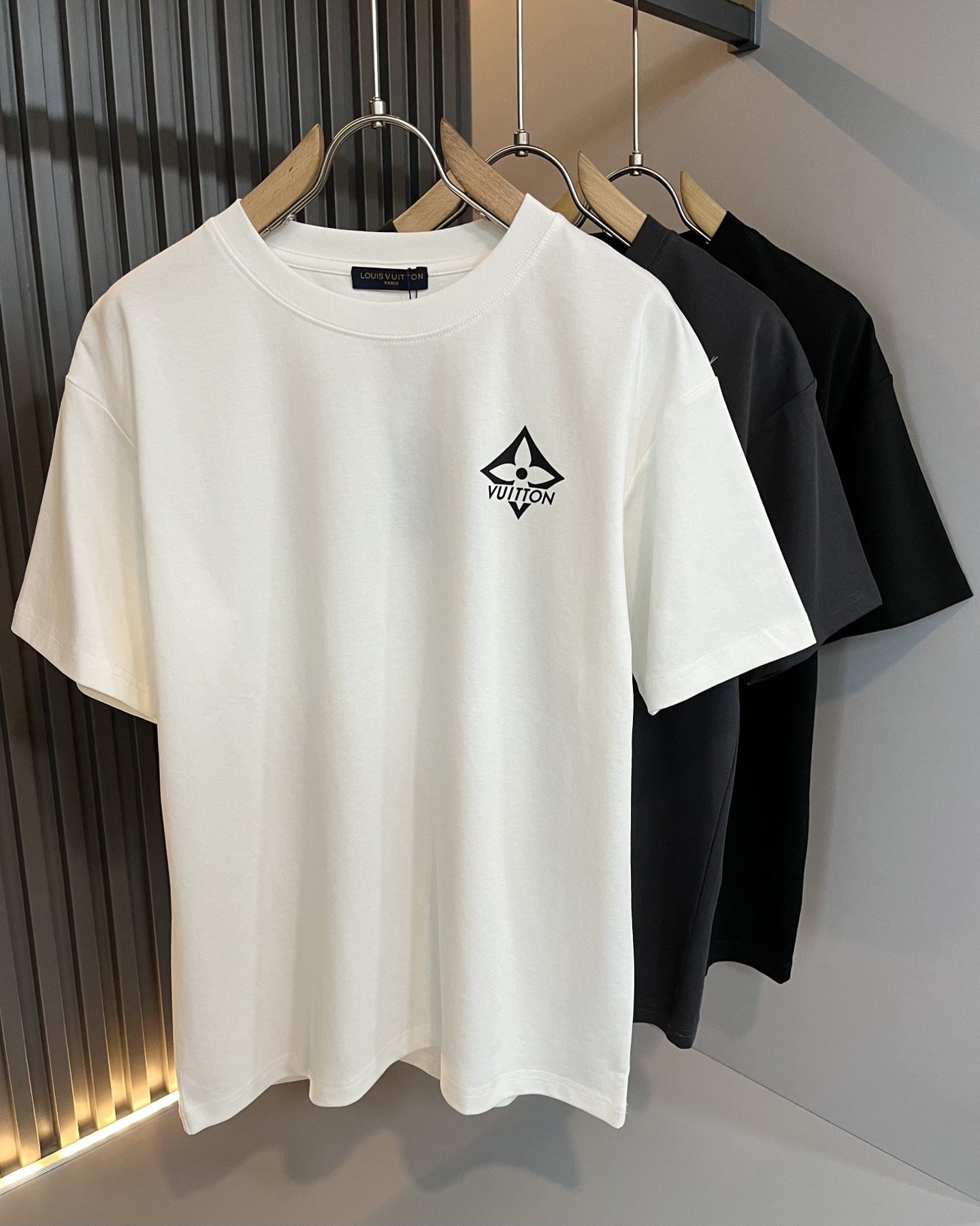 NO:467736,LouisVuitt*Louis*Deng The new series of spring and summer 2025 products are launched, a very fashionable and avant-garde short-sleeved T-shirt for men and women, with logo logo pattern and printing decoration!  Different from the past, it declares the design concept that has been passed down for many years in the brand!  Its eye-catchingness is no less than any classic style, perfectly presenting the fashionable, high-end and luxurious feeling in front of the world!  Made of imported cotton materials, selected high-quality pure cotton fabrics, soft and soft to the touch, the real thing is definitely beyond your imagination, close to the body and breathable, even if you sweat profusely, you will not feel greasy or stuffy, and will bring sweating and moisture absorption to the extreme!  Size M-3XL, louis vuitton,louis vuitton,t-shirt,tees,t-shirt,alexander wang19860909LouisVuitt*路易*登 2025春夏全新系列单品上线,非常时髦前卫的一款男女同款短袖T恤,标识logo图案印花修饰！区别于以往的不同,宣示品牌传承多年的设计理念！其吸睛度完全不亚于任何经典款式,将时髦高级感与奢华感完美呈现在世人眼前！客供进口全棉材质制成,精选优质纯棉面料,触感软糯亲肤细腻,实物到手绝对超乎你的想象,贴身无比舒适透气,即便是汗流浃背也不会有腻身及闷热感可言,将排汗吸湿性发挥到了极致！尺码M-3XL,,louis vuitton,louis vuitton,T-shirt,tees，t-shirt,alexander wang,Men's clothing