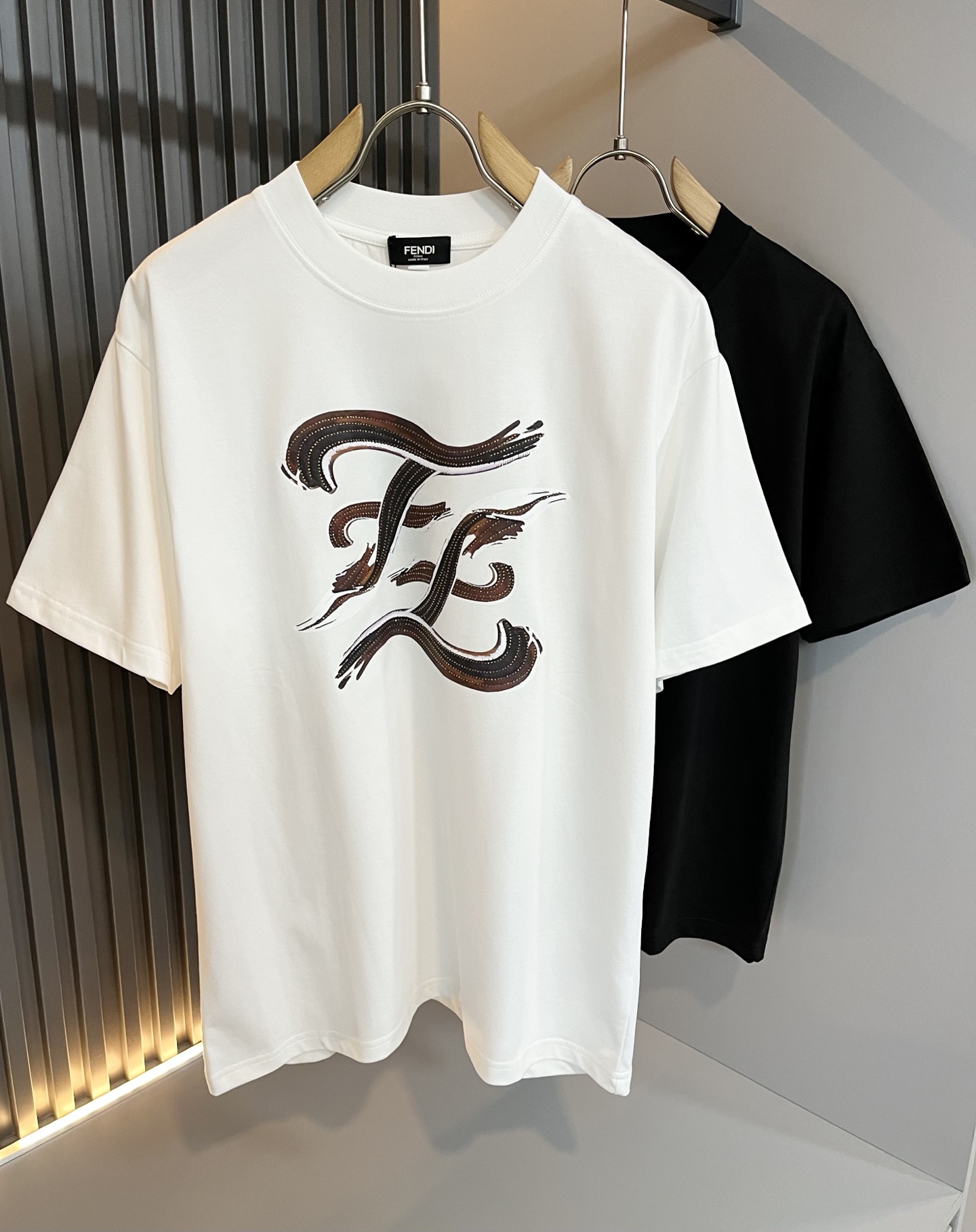 NO:461185,FEN*I FEN*Di's new spring and summer 2025 FD family FF men and women base shirt, versatile and simple short sleeves for men and women. Original Italian orders, popular FD family items, simple and pure colors. The FD family's enduring iconic products, high-quality products with full representation and full specifications, and high-quality products that all FD fans are worth buying!  Pure Yidian channel orders, high-end and popular products from the FD family, very popular items at the moment, and iconic letter logo pattern glue-on modification!  High-end goods worth keeping and giving away to others!  It is trendy and beautiful, with a full sense of trendy atmosphere, and has a very high level and specifications. It uses a very classic black and white color combination, giving people a strong visual impact and has a very high recognition. It is top-quality exclusive pure cotton fabric, created with a soft, delicate and comfortable touch, and has a very high-end and classy appearance!  Perfectly interprets the charm of the brand and leaves a deep impression. It is more fashionable and charming. It has simple, elegant and fashionable upper body, and is even more stressful for outfits!  The inner wear alone is very delicious and beautiful scenery that cannot be ignored!  Size M-4XL, fendi,dior,T-shirt,alexander wang19860909FEN*I 芬*迪2025春夏新款FD家族FF男女同款打底衫,男女同款百搭极简短袖.意大利原厂订单,FD家族人气单品,简约纯色系打造.FD家族经久不衰的标志性臻品,代表性十足,规格感十足的精品,所有FD粉丝都值得抢购的精品！纯正意代渠道订单,FD家族的高奢人气爆款产物,当下十分火爆的单品,标志性字母logo图案压胶修饰！值得自留和送人的高端货！新潮又好看,潮流气息感十足,档次规格感极高,并且采用十分经典的的黑白双色搭配,给人的视觉冲击感相当强烈,有着极高的辨识度,顶级专属纯棉面料,打造,触感柔软细腻舒适,品相相当高级有档次！完美诠释品牌魅力,给人留下深刻印象.更具时尚与韵味,上身简约大方时尚,对于穿搭更是毫无压力！单穿内搭都极有味道,不可忽视的靓丽风景线！ 尺码M-4XL,,fendi,dior,T-shirt,alexander wang,Men's clothing