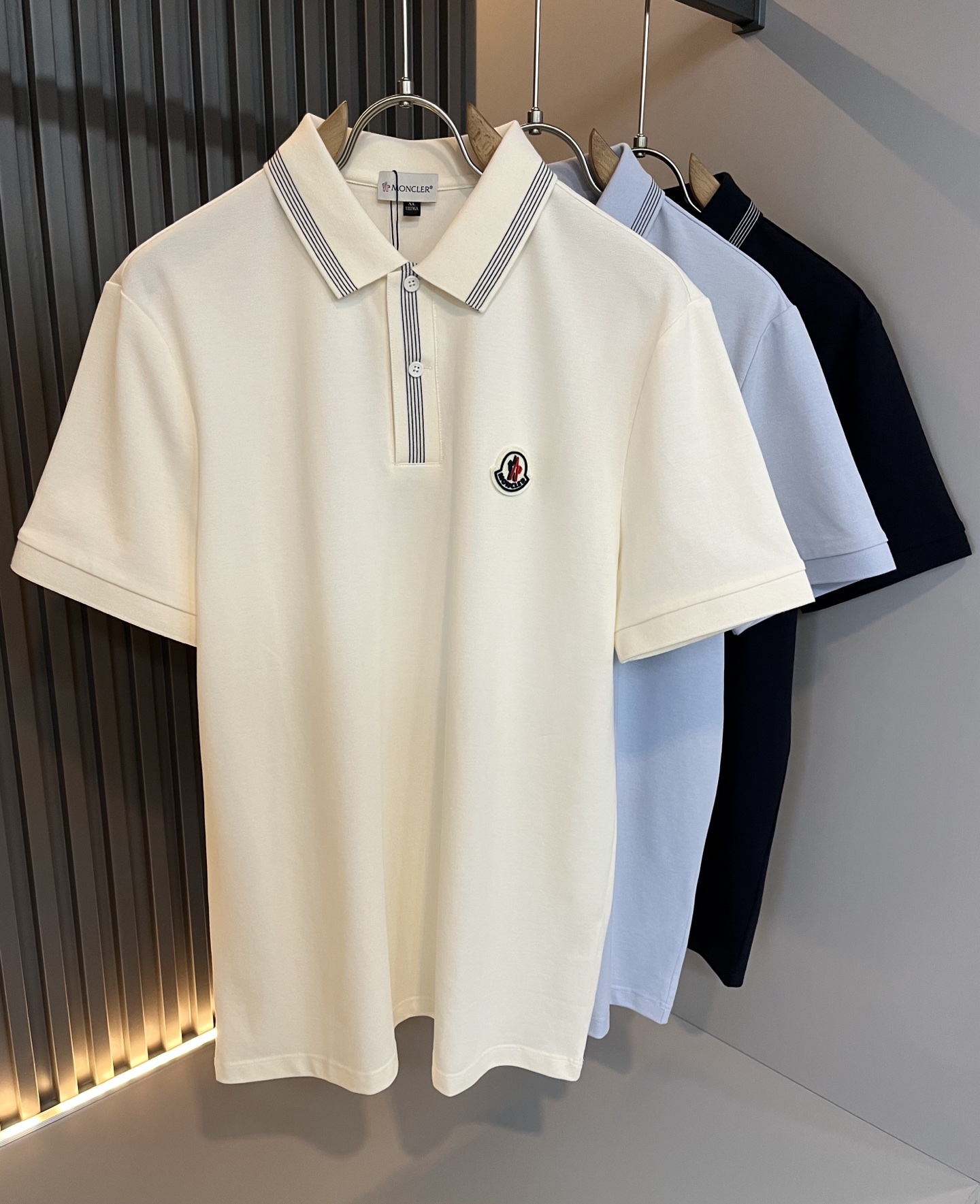 NO:467690,MON Meng**kou 2025 spring and summer new men's original single men's short-sleeved POLO shirt, trading company goods, and the official website is available at the same time!  This type of basic items is a must-see every season. It is equipped with imported pearl mesh cotton, which has both comfort and breathability, and is fully equipped with overall visual value. It has a logo embroidery badge on the chest!  A single item with extremely high dressing rate!  Standard style and tailoring, comfortable stretching, and unrestrained exercise!  The lapel design meets the needs of simple styles, while having strong practical wearability, high-end, atmospheric and high-end!  Universal and versatile model. Size M-4XL, T-shirt, alexander wang19860909MON蒙**口2025春夏新款男士原单男士短袖POLO衫,贸易公司货,官网同步发售！此类型的基础单品是每季必出现的,客供进口珠地网眼棉,舒适性与透气性兼备,整体视觉值满分,胸前标志logo刺绣徽章修饰！穿搭率极高的单品！版型剪裁标准,伸展舒适,运动无拘束！翻领的设计在满足简约的风格上的需求同时,实穿性强,高端大气上档次！ 万能百搭款.尺码M-4XL,,T-shirt,alexander wang,Men's clothing