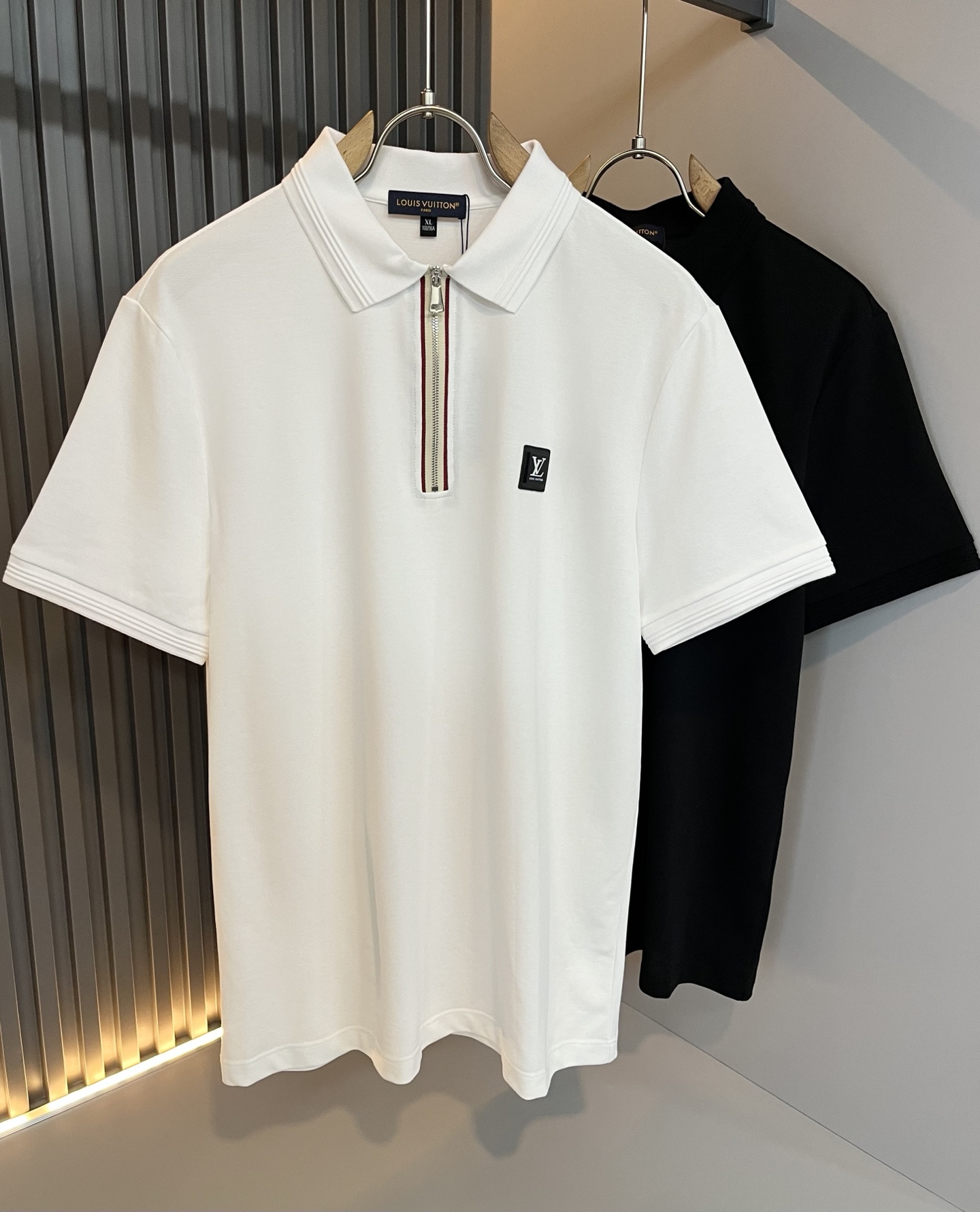 NO:463762,Louis Vuit*on Louis*den's new short-sleeved Polo shirt in spring and summer 2025, the latest craftsmanship and fashion elements design concept!  Chest logo badge design!  The styles are more diverse. The seemingly simple styles are actually more time-consuming to customize the original bead floor cotton fabric in fabrics and craftsmanship!  Classic Louis craftsmanship requirements are very high!  !  A thin Polo shirt that every man should buy!  Size M-4XL, louis vuitton,louis vuitton,t-shirt,alexander wang19860909Louis Vuit*on路易*登2025春夏新款短袖Polo衫,最新工艺时尚元素设计理念！胸前logo徽章设计！款式穿搭起来更加的多样化.看似简单的款式,其实在面料以及工艺制作上更费时定制原版珠地棉面料！经典路易此类工艺要求非常高！！轻薄每一个男士都应该入手的Polo衫！尺码M-4XL,,louis vuitton,louis vuitton,T-shirt,alexander wang,Men's clothing