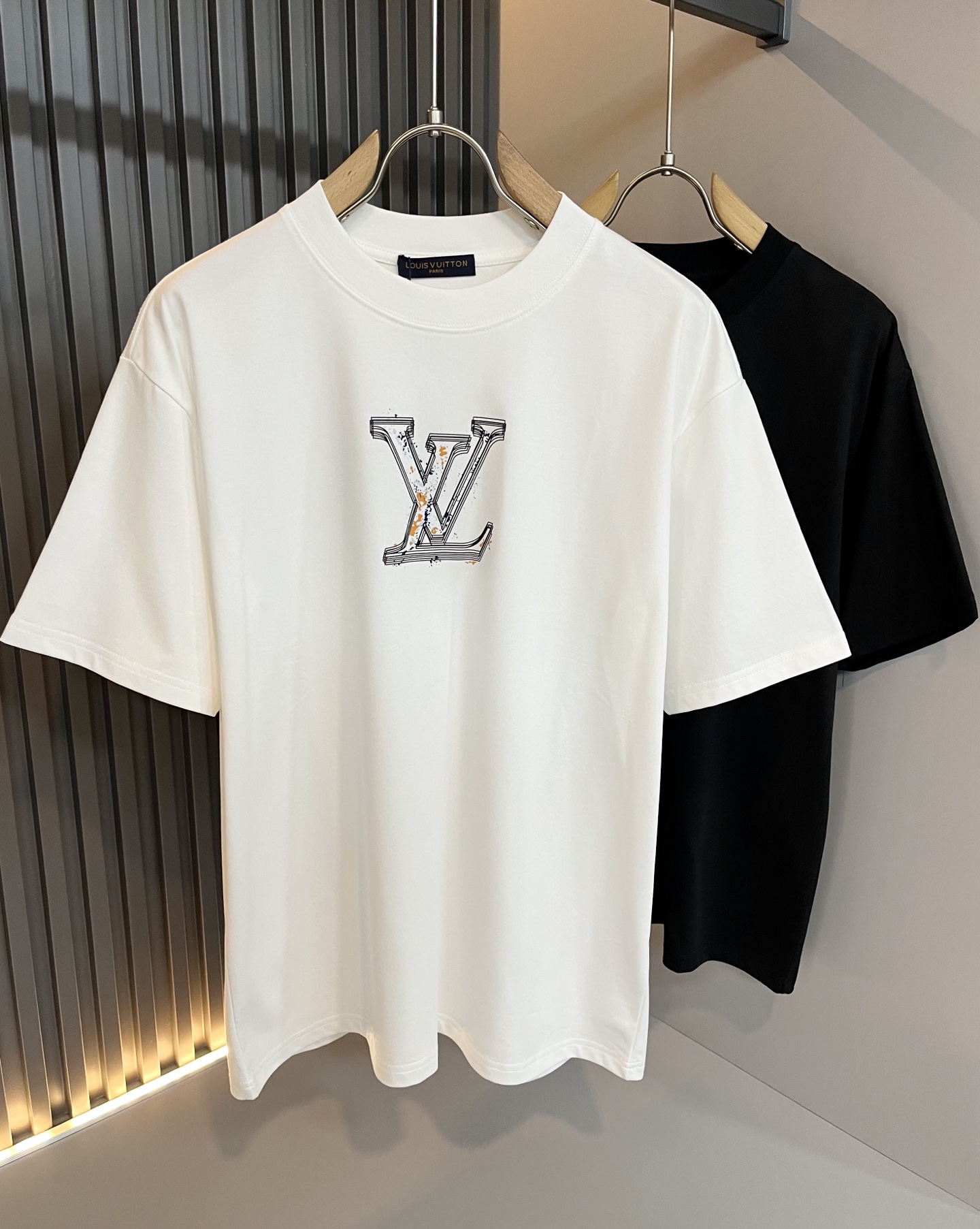 NO:463721,LouisVuitt*Louis*Deng The new series of spring and summer 2025 products are launched, a very fashionable and avant-garde short-sleeved T-shirt for men and women, with logo logo pattern and printing decoration!  Different from the past, it declares the design concept that has been passed down for many years in the brand!  Its eye-catchingness is no less than any classic style, perfectly presenting the fashionable, high-end and luxurious feeling in front of the world!  Made of imported cotton materials, selected high-quality pure cotton fabrics, soft and soft to the touch, the real thing is definitely beyond your imagination, close to the body and breathable, even if you sweat profusely, you will not feel greasy or stuffy, and will bring sweating and moisture absorption to the extreme!  Size M-4XL, louis vuitton,louis vuitton,t-shirt,tees,t-shirt,alexander wang19860909LouisVuitt*路易*登 2025春夏全新系列单品上线,非常时髦前卫的一款男女同款短袖T恤,标识logo图案印花修饰！区别于以往的不同,宣示品牌传承多年的设计理念！其吸睛度完全不亚于任何经典款式,将时髦高级感与奢华感完美呈现在世人眼前！客供进口全棉材质制成,精选优质纯棉面料,触感软糯亲肤细腻,实物到手绝对超乎你的想象,贴身无比舒适透气,即便是汗流浃背也不会有腻身及闷热感可言,将排汗吸湿性发挥到了极致！尺码M-4XL,,louis vuitton,louis vuitton,T-shirt,tees，t-shirt,alexander wang,Men's clothing