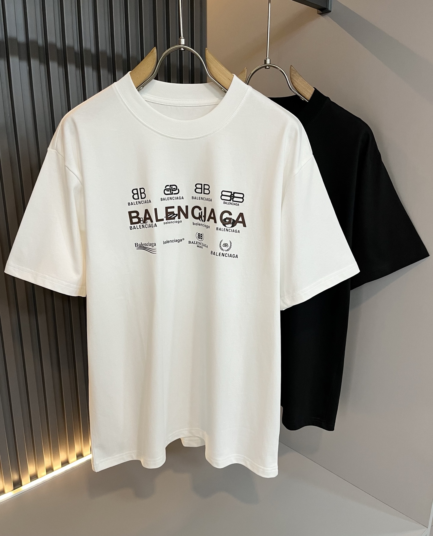 NO:461206,BALENCI*GA Paris* Home 2025 Spring and Summer New Men and Women's Same Short-Sleeve T-shirt!  Fashionable casual short-sleeved T-shirt with catwalk pattern prints!  Design logo glue pressing design!  The most designed and selected customer-supplied 260g pure cotton fabric, which feels soft and skin-friendly, is comfortable and breathable, and you can’t picky about the real thing!  Loose, small, shoulder-dead round neck cut, genderless couple mixed styles, opening up a new fashion charm!  Differentiate the market version of the high-end custom series!  Size M-4XL, balenciaga, T-shirt,tees, t-shirt,alexander wang19860909BALENCI*GA巴黎*家 2025春夏新款男女同款短袖T恤！走秀图案印花时尚休闲短袖T恤衫！设计logo压胶设计！极具设计精选客供260g纯棉面料,手感柔软亲肤,着身舒适透气性都无法挑剔,实物绝对会让你爱不释手！宽松小落肩的圆领版型裁剪,无性别主义的情侣混穿款式,打开全新的时装新韵味！区别市场版本高定系列！尺码M-4XL,,balenciaga,T-shirt,tees，t-shirt,alexander wang,Men's clothing