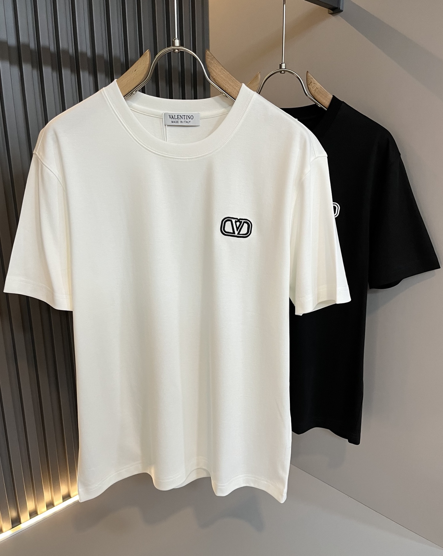 NO:463755,VALENTI*O Warren*nu~Counter style, 2025 spring and summer new short-sleeved T-shirt, chest logo embroidery design!  Simple, fashionable and young, versatile style, and a young and elegant upper body feel!  It will never be outdated. All major counters are listed simultaneously. The orders of goods, workmanship and details of the foreign trade full-quality trading company are very well-established, and they are very particular. The fabric is made of high-quality cotton fabric!  The upper body is comfortable and breathable, and the overall feels very crisp. It is worn on a daily basis. Whether it is worn alone or in the inner wear, it is simple and brilliant. Casual men and women should not miss it. Size S-2XL, valentino, valentino, T-shirt, tees, t-shirt, alexander wang19860909VALENTI*O华伦*奴～柜台款、2025春夏新款短袖T恤,胸前logo刺绣设计！简单时尚而年轻,百搭风格,上身感很年轻优雅！永远不会过时.各大柜台同步上市,外贸全品相贸易公司订单货品,做工和细节部位非常到位,非常讲究.合体的剪裁.面料采用优质棉面料！上身舒适透气,整体又有很好的挺括感,日常基础穿着.不管单穿还是内搭,简简单单就很出彩,休闲男女不容错过.尺码S-2XL,,valentino,valentino,T-shirt,tees，t-shirt,alexander wang,Men's clothing