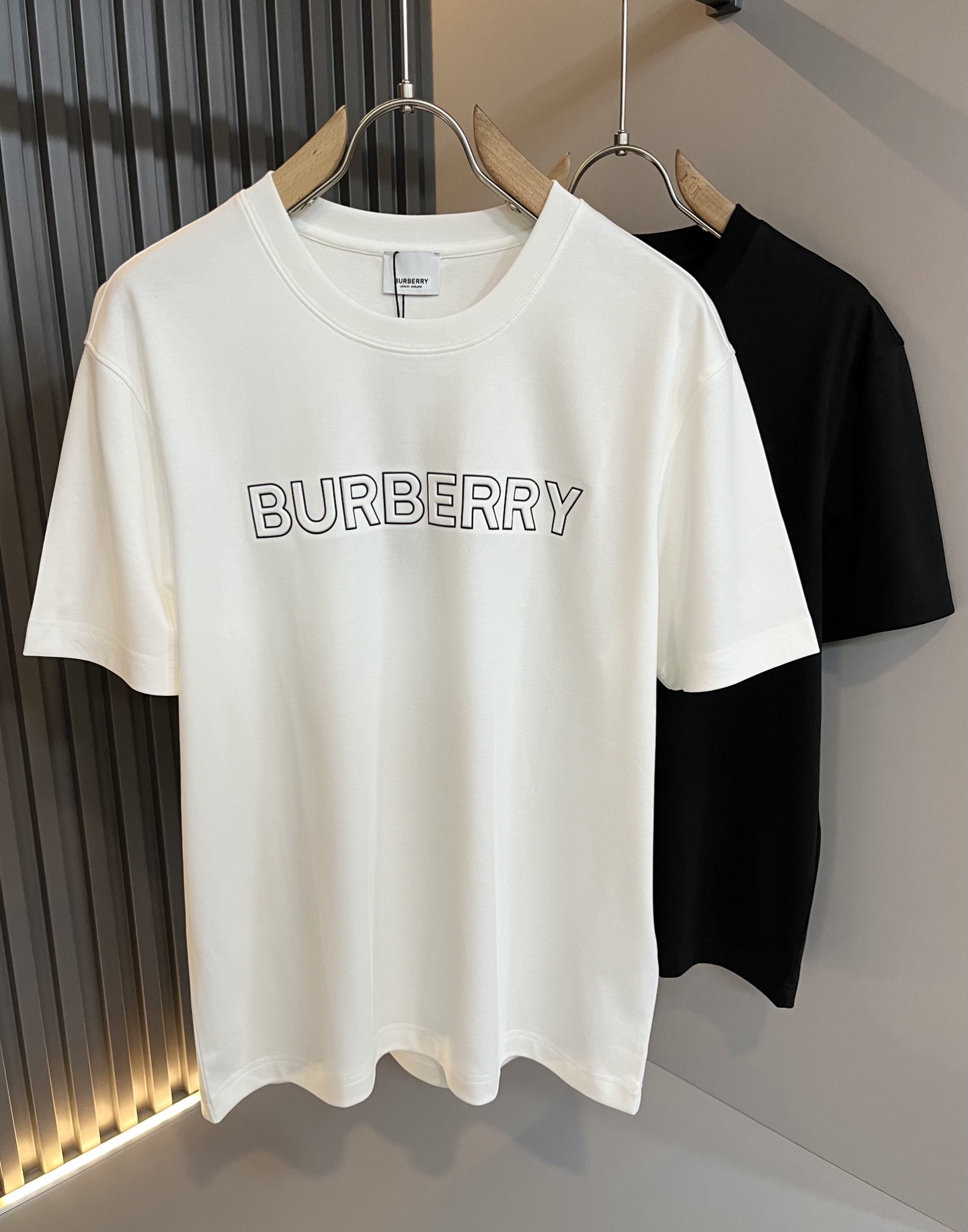 NO:467705,BURBER*Y Ba*li's new spring and summer 2025 short-sleeved T-shirt for men and women, is coming, and is made of a popular environmentally friendly pure cotton fabric recently. It is a high-end outdoor sports and leisure series, which is very popular in sports!  BUR's latest special material, logo pattern glue pressing design!  Fabric is also called memory cloth, which refers to fabrics with morphological memory functions. It instantly kills all versions on the market. It can only be said that it is not a level at all. Whether it is material, detail restoration and craftsmanship, you are not afraid of any challenges. Just to contribute wonderful products to everyone. As always, it is consistent. A style that implements the core concept of BUR will be closely tied to fashion, always maintaining perfection, a simple but not simple design style perfectly meets the outfit you need in daily life. Size: S-2XL, burberry, T-shirt, tees, t-shirt, alexander wang19860909BURBER*Y巴*莉2025春夏新品男女同款短袖T恤,重磅来袭,最近比较火热的环保纯棉面料制作而成,高端户外运动休闲系列,非常火热运动风潮！BUR最新研发的特殊材质,标志logo图案压胶设计！面料也叫记忆布,是指具有形态记忆功能的面料,秒杀市面上一切版本,只能说根本就不是一个级别的存在,不管是材质还是细节还原度以及工艺制作方面,不惧任何挑战,只为给大家奉献绝妙产物一如既往,始终如一,贯彻了BUR核心理念的一个款式将与时尚紧紧的捆绑在一起,时刻保持完美,简约而不简单的的设计风格,完美的满足了你日常所需要的穿搭.尺码:S-2XL,,burberry,T-shirt,tees，t-shirt,alexander wang,Men's clothing