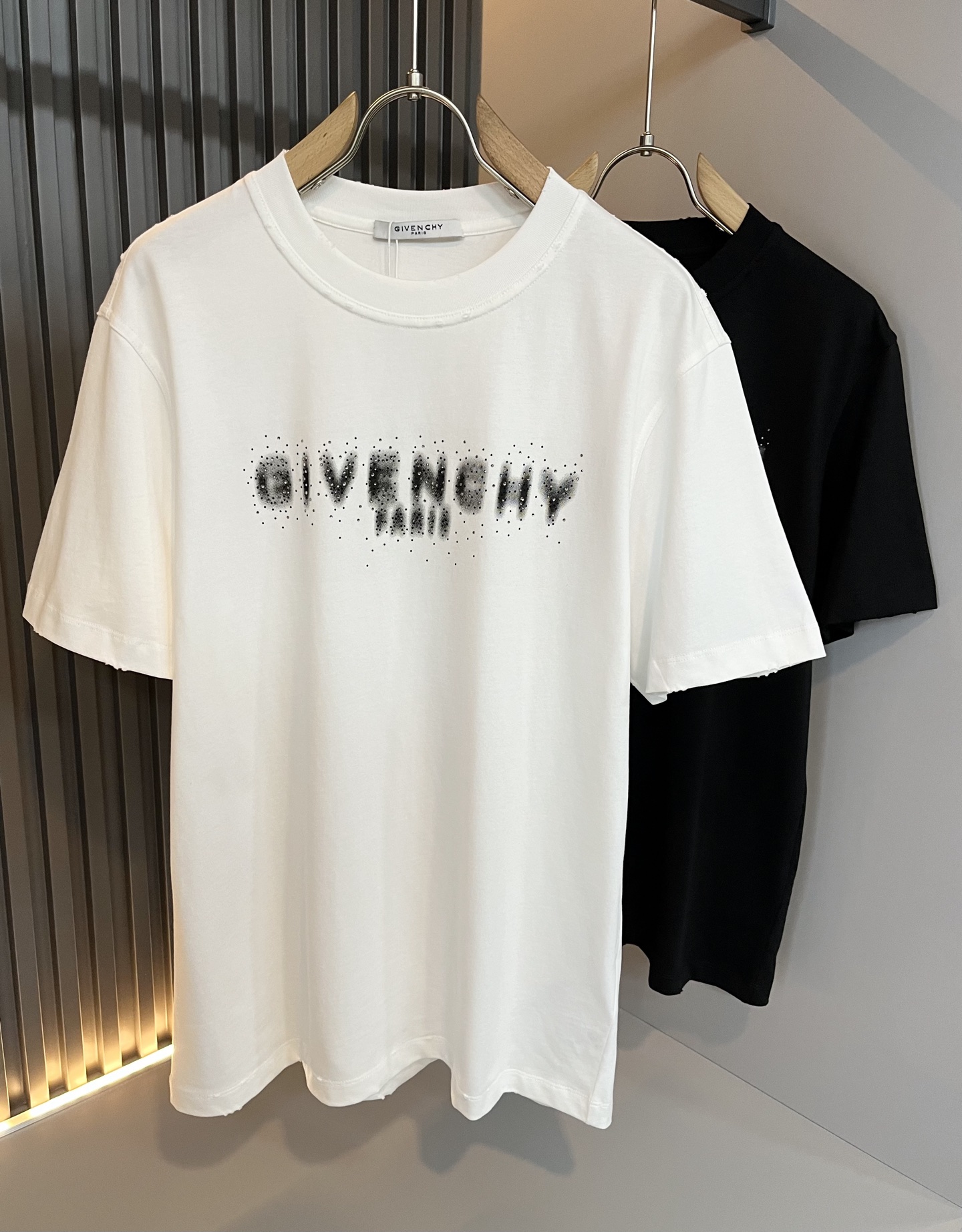 NO:461217,Giv*chy/Ji*xi's new short-sleeved T-shirt for men and women in spring and summer, the main creator has injected new fashion energy into fashion. By exploring various themes and sexy charm, it is highly recognizable and leads the new street fashion trend. This model is the exclusive outstanding design element of G's family, with the design logo logo pattern printed and diamond design!  Perfect fusion, clear and restored patterns, showing the elegant style of the brand. The original 260g pure cotton material is made of solid and high-end fabric, and the upper body can be easily controlled, showing the casual and fashionable charm. Size M-5XL, gucci, T-shirt, tees, t-shirt, alexander wang19860909Giv*chy/纪*希2025春夏新款男女同款短袖T恤,主创时尚注入了全新时尚能量.通过探索各种题材和性感魅力,极具辨识度,引领全新街头时尚潮流.该款是G家独家的出彩设计元素,设计标识logo图案印花烫钻设计！完美融合,图案清晰还原度极高,彰显品牌优雅格调.选用原版260g纯棉材质,面料紧实高级,上身均可轻松驾驭,展现休闲自在时尚魅力.尺码M-5XL,,gucci,T-shirt,tees，t-shirt,alexander wang,Men's clothing