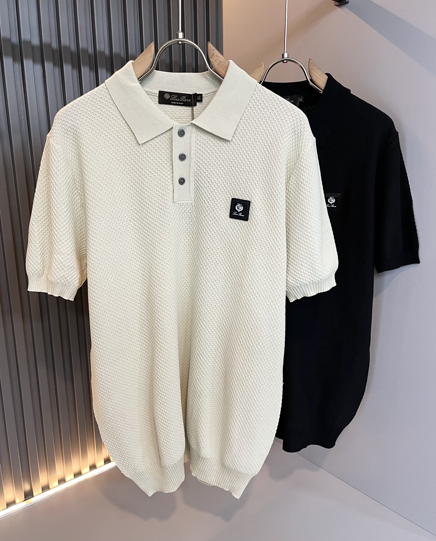 NO:461193,Loro Piana Nouyou Pianya The latest trade order lapel knitted short-sleeved T-shirt for men in spring and summer 2025, full quality!  !  The upper body is comfortable and breathable, not stiff, and the overall body has a rich three-dimensional feeling, quality export orders, and chest hardware logo pattern design!  Customized exclusive knitted fabric tailoring to meet the simple needs of commuters for dressing. The upper body works well, looks slim and is not picky about the figure. The fabric workmanship is impeccable. Only good craftsmanship and good fabrics can make you feel good. It is a must-have item for everyone!  Size M-4XL, loro piana, T-shirt,tees, t-shirt,alexander wang19860909Loro Piana诺悠翩雅 2025春夏男士最新的贸易订单翻领针织短袖T恤,全品相！！上身舒适透气,不僵硬,整体有着丰富的立体感,品质出口订单,胸前五金logo图案设计！定制专属针织面料剪裁,满足通勤人们对于着装的简约需求,上身效果很好,显瘦,不挑剔身材.面料做工....无可挑剔,好工艺好面料才能穿出好品味一款,人手必备单品！尺码M-4XL,,loro piana,T-shirt,tees，t-shirt,alexander wang,Men's clothing