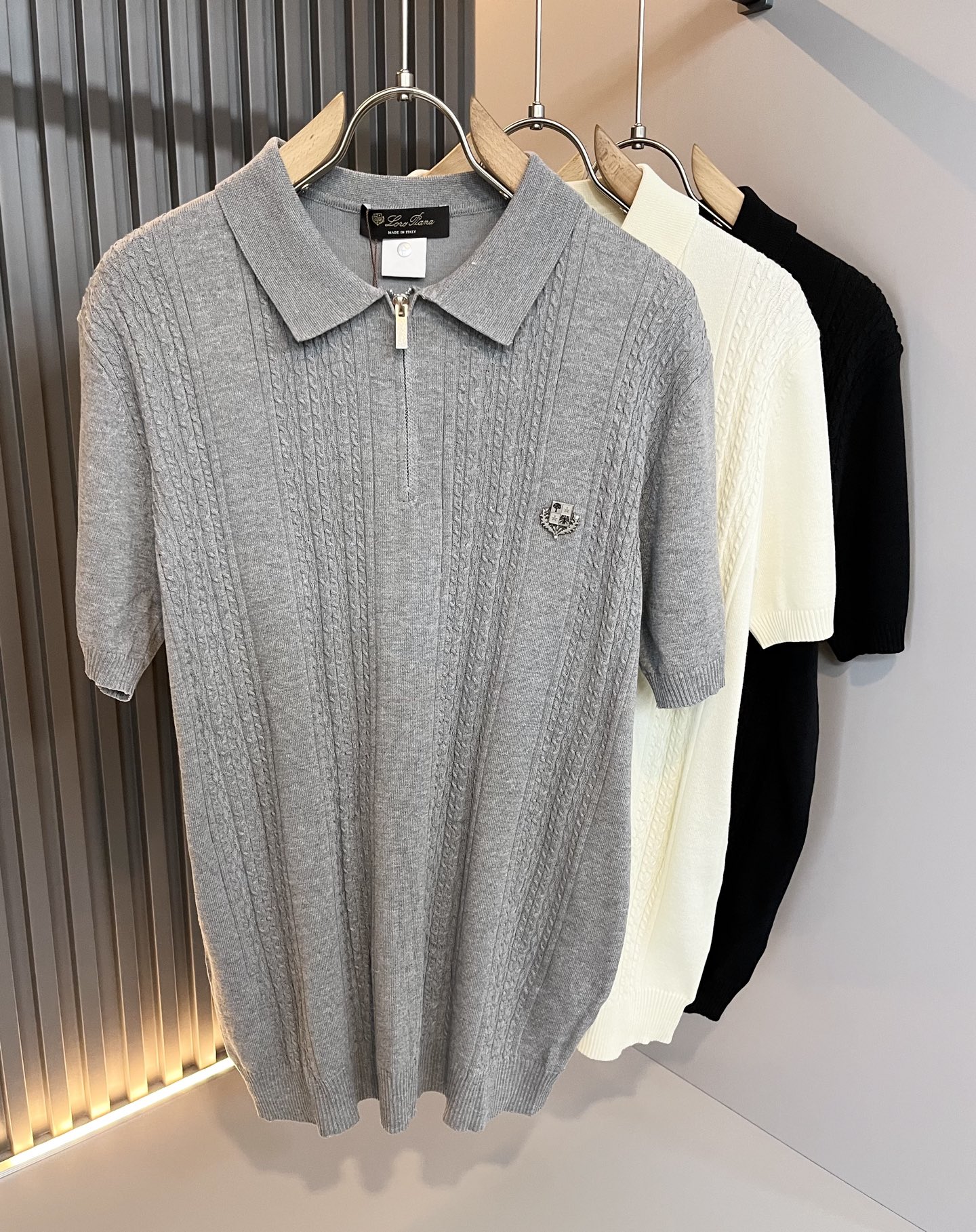 NO:461177,Loro Piana Nouyou Pianya The latest trade order lapel knitted short-sleeved T-shirt for men in spring and summer 2025, full quality!  !  The upper body is comfortable and breathable, not stiff, and the overall body has a rich three-dimensional feeling, quality export orders, and chest hardware logo pattern design!  Customized exclusive knitted fabric tailoring to meet the simple needs of commuters for dressing. The upper body works well, looks slim and is not picky about the figure. The fabric workmanship is impeccable. Only good craftsmanship and good fabrics can make you feel good. It is a must-have item for everyone!  Size M-4XL, loro piana, T-shirt,tees, t-shirt,alexander wang19860909Loro Piana诺悠翩雅 2025春夏男士最新的贸易订单翻领针织短袖T恤,全品相！！上身舒适透气,不僵硬,整体有着丰富的立体感,品质出口订单,胸前五金logo图案设计！定制专属针织面料剪裁,满足通勤人们对于着装的简约需求,上身效果很好,显瘦,不挑剔身材.面料做工....无可挑剔,好工艺好面料才能穿出好品味一款,人手必备单品！尺码M-4XL,,loro piana,T-shirt,tees，t-shirt,alexander wang,Men's clothing