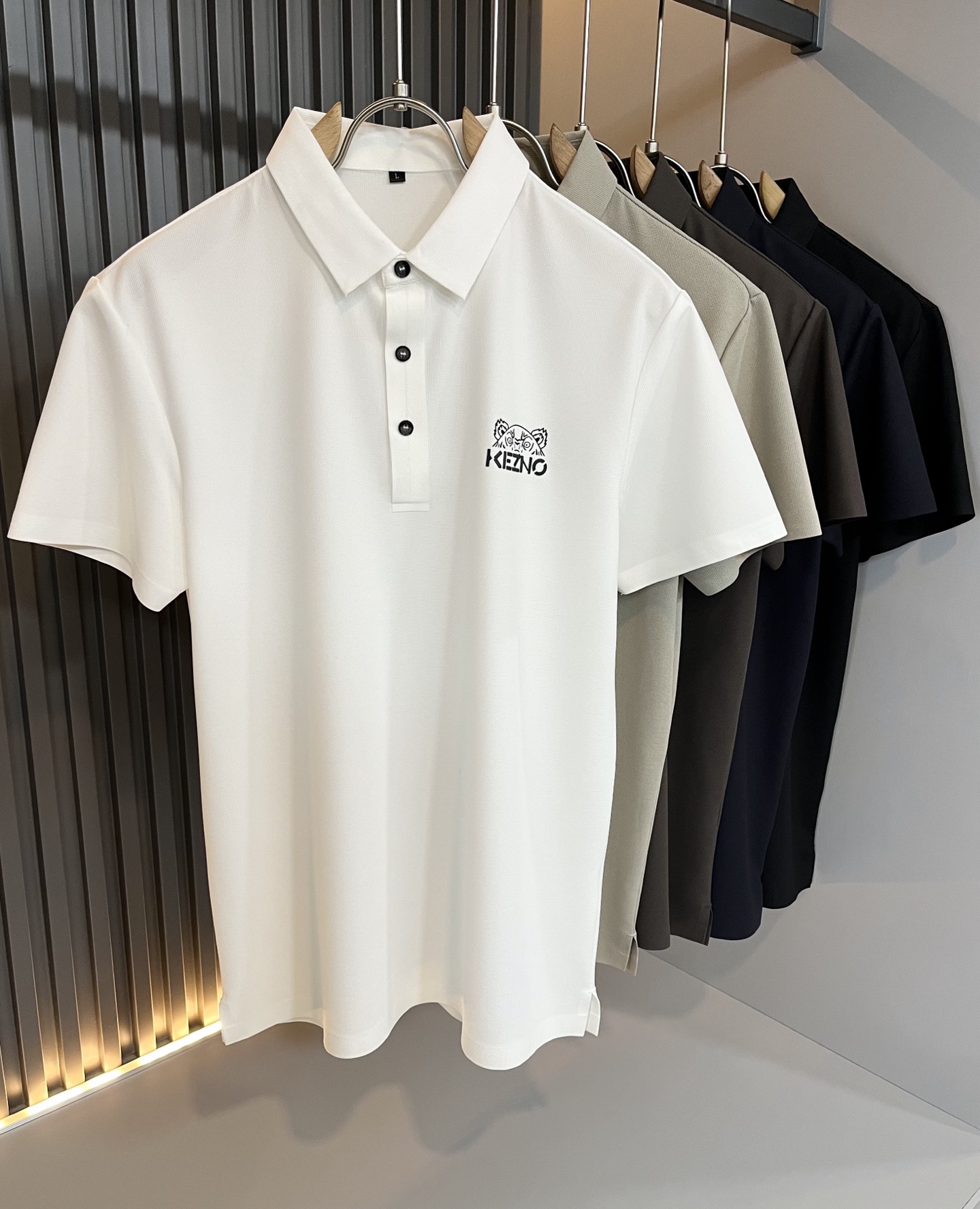 NO:463714,KENZ*Takata*3 The new short-sleeved Polo shirt for men and women in spring and summer 2025 is the same short-sleeved Polo shirt for men and women. The new product after inheriting classic works is more three-dimensional and has a glue-pressed design with letter logo pattern on the chest!  It means that you have great power and richness!  A must-have item in the Year of the Tiger, customized original pure cotton fabric. If you like it, hurry up and buy it!  First-in, first served!  Size M-4XL, T-shirt,alexander wang19860909KENZ*高田*三 2025春夏新品男女同款短袖Polo衫,传承经典著作改良后的新品更加的具有立体感官,胸前字母logo图案压胶设计！代表着虎虎生威,富富有余！虎年必备单品,定制原版纯棉面料.有喜欢赶紧入手吧！先入先得！尺码M-4XL,,T-shirt,alexander wang,Men's clothing