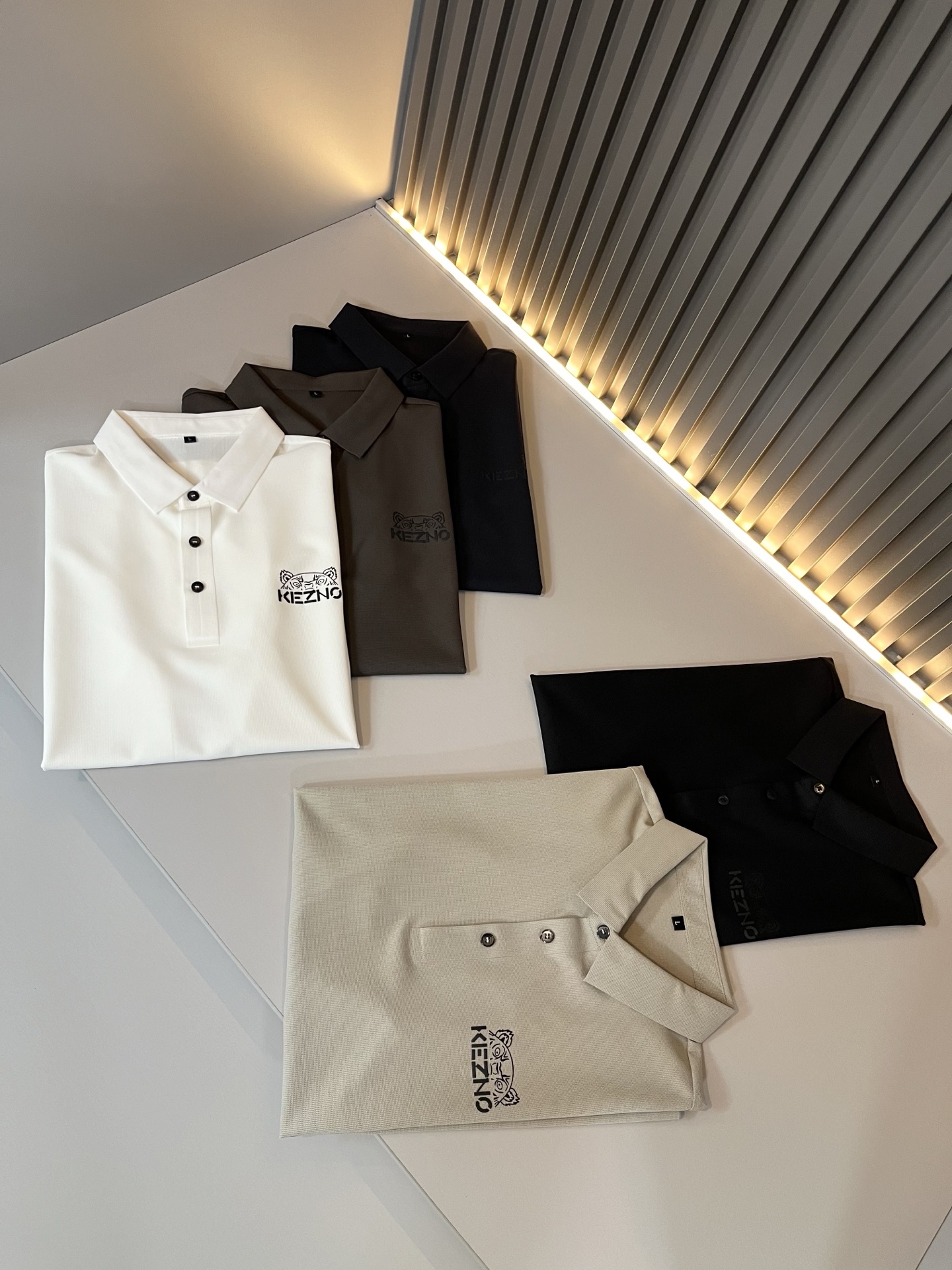 NO:468668,KENZ*Takata*3 The new short-sleeved Polo shirt for men and women in spring and summer 2025 is the same short-sleeved Polo shirt for men and women. The new product after inheriting classic works is more three-dimensional and has a glue-pressed design with letter logo pattern on the chest!  It means that you have great power and richness!  A must-have item in the Year of the Tiger, customized original pure cotton fabric. If you like it, hurry up and buy it!  First-in, first served!  Size M-4XL, T-shirt,alexander wang19860909KENZ*高田*三 2025春夏新品男女同款短袖Polo衫,传承经典著作改良后的新品更加的具有立体感官,胸前字母logo图案压胶设计！代表着虎虎生威,富富有余！虎年必备单品,定制原版纯棉面料.有喜欢赶紧入手吧！先入先得！尺码M-4XL,,T-shirt,alexander wang,Men's clothing