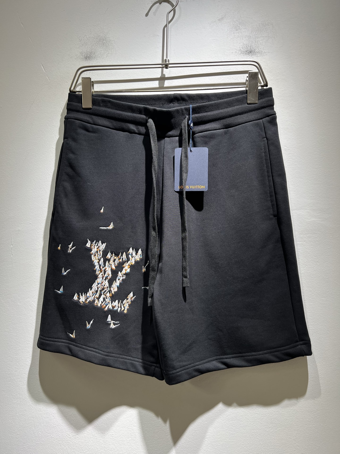 NO:463803,Louis Vuit*on Louis*den 2025 Spring and Summer Men and Women's Logo Casual Shorts, 2025 New Men and Women's Casual Shorts are launched, and it is another masterpiece that makes people shine!  Theme concept of the road *Vieuden, design logo pattern embroidery decoration!  You can immediately feel its uniqueness when worn on the body, with a strong brand style and a relaxed look that will make you the highlight of the public!  Just because I was planted at a glance, I had to use materials, handicrafts, design and other production processes to the extreme, and imported pure cotton fabrics!  Full cotton!  The texture of this model is quite touching, the specifications and grades are known at the tentacles. The delicateness and breathability are top-notch. It instantly kills all versions in the industry. The versatile and elegant style is popular all over the world as soon as it was released. Hollywood big names and celebrities and internet celebrities are all taking the lead in buying it. I recommend it by myself. I must buy a shorts for men and women this summer!  Size S-XL, louis vuitton,louis vuitton,shorts,alexander wang19860909Louis Vuit*on路易*登 2025春夏男女同款logo休闲短裤,2025新款男女同款休闲短裤上线了,又是一件让人眼前一亮的佳作！主题概念的路*威登,设计logo图案刺绣修饰！穿上身马上就能感受到它的与众不同,品牌风格浓烈,轻松的能让你变成大众亮点！只因为一眼就被种草,喜欢就要任性用料、手工、 设计等各方面的制作工序都是做到了极致,百分百进口纯棉的面料！棉质饱满！此款的质感相当感人 触手便知规格档次 细腻程度与透气效果堪称顶级 秒杀业内一切版本的存在.百搭的气质款,一发布就火爆全球,好莱坞大咖 明星大V网红都纷纷抢先入手,自留墙裂推荐,今年夏天必入的一款短裤男女同款！ 尺码S-XL,,louis vuitton,louis vuitton,shorts,alexander wang,Men's clothing