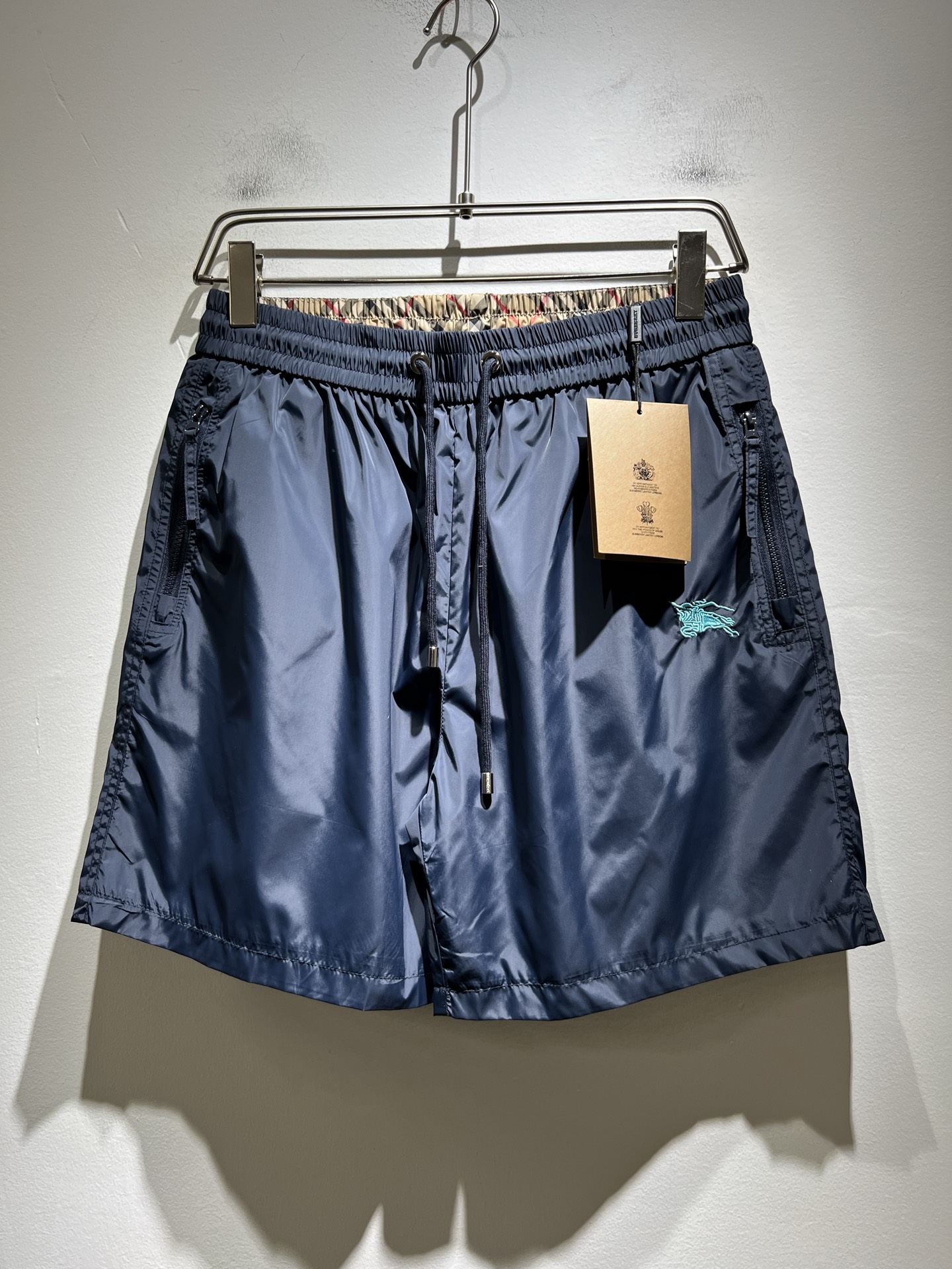 NO:468650,BURBER*Y Ba*li 2025 spring and summer new casual versatile men and women's same casual shorts!  Trading companies have sparse channels and are released on the official website at the same time!  Logo logo pattern embroidery design!  This T-shirt is made of imported polyester fiber material. The materials used by B are still unscrupulous. It is very suitable for wearing in summer. It is skin-friendly and breathable, giving you the most comfortable and comfortable wearing experience!  Very textured and breathable, with a loose basic style cut, perfect for daily casual wear, so hurry up and buy it!  Size M-3XL, Burberry, shorts, tees, t-shirt, alexander wang19860909BURBER*Y巴*莉 2025春夏新款休闲百搭男女同款休闲短裤！贸易公司渠道稀出,同步官网发售！标识logo图案刺绣设计！此款T恤衫甄选客供进口聚酯纤维材质制作而成,B家的用料上依然是无法挑剔的,非常适合夏日里穿着,亲肤透气、给你最极致舒爽的穿着体验！ 非常有质感透气,基础宽松版型裁剪,日常休闲着穿的完美之选,还不赶紧入手！尺码M-3XL,,burberry,shorts,tees，t-shirt,alexander wang,Men's clothing