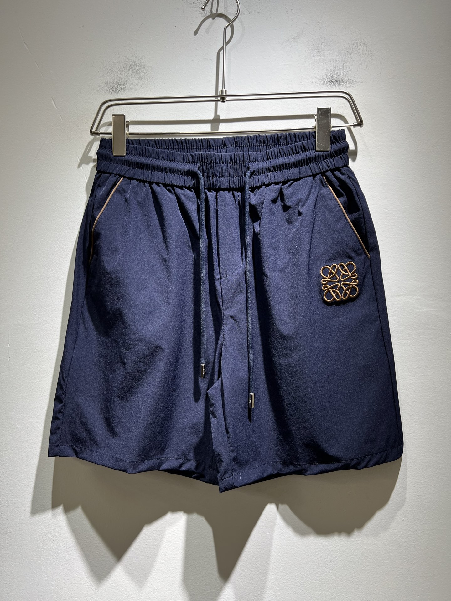 NO:468662,LOE*WE Luo*We 2025 spring and summer new style of men and women's same casual shorts, original Italian order channel, very personalized and high-end style, logo embroidery craft design!  Created with loose and wide style, couples' polyester casual shorts!  !  Customized original gram cotton fabric!  The latest fashion trends and popular products are here, and it is another simple and high-end fashion item. It is a fashion product with very high-end outfit charm. It is a must-have item for fashion trends!  Original Italian manufacturer channels, special-level orders, and released at the same time as Hong Kong, Macao and Taiwan buyers. This model is also the latest popular product of Luo Yiweijia this year and the most classic product. Its specifications and grades are beyond doubt!  !  Simple and high-end style items, it goes without saying that this style naturally has a fresh and natural feeling, demonstrating the charm and high-end feeling of the brand. The texture of this style is very in place, and the heavy and brilliant skin-friendly level that can be seen with your hands is even better, and it is a complete enjoyment of wearing!  !  Size: M-3XL, loewe, loewe, shorts, alexander wang19860909LOE*WE罗*威 2025春夏新款男女同款休闲短裤,意大利原厂订单渠道,极具个性高级风,标志logo刺绣工艺设计！宽松阔版型打造,情侣款聚酯纤维休闲短裤！！定制原版克纯棉面料！最新时尚潮流人气产物驾到,又是一款简约高级的时尚单品,穿搭魅力十分高级不俗的时尚产物 ,时尚潮流必备单品！意大利原厂渠道,特供级别订单,同步港澳台买手店发布,此款也是罗意威家今年的最新人气产物,也是最经典的产物,其规格跟档次更是毋庸置疑！！ 简约高级的款式单品,言而喻此款自然具备那种清新自然的感觉,彰显品牌魅力与高级感,此款的质感十分的到位,用手可以感知的重磅跟出彩亲肤程度更是上佳,十足的穿着享受！！尺码:M-3XL,,loewe,loewe,shorts,alexander wang,Men's clothing