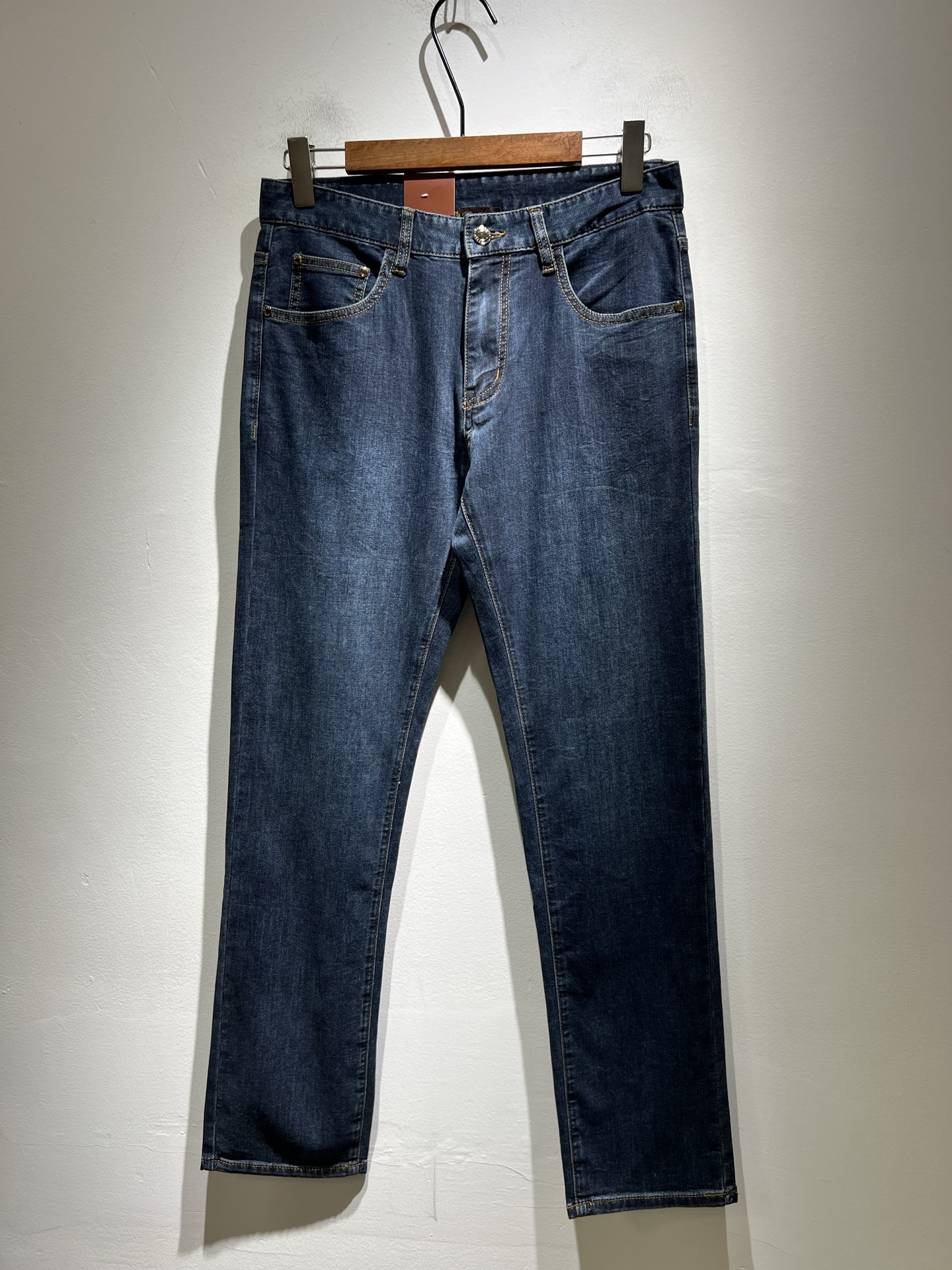 NO:463848,Loro Piana Nouyou Pianya 2025 spring and summer new men's fashion high-end casual pants, Hong Kong foreign business channel products, original Japanese products, pure blood quality, perfectly continues the essence and genes of LP home. From the main fabric to the detailed craftsmanship, all show the ingenuity of quality, use multiple brand elements to interpret, and choose precious cowhide material to build a logo waist brand leather design!  Identity manifestation that belongs to the soul!  Customer-supplied high-end imported pure cotton fabrics, very high-end and fashionable detailed craftsmanship, red ear cloth is completed by a specific antique loom. This element represents the identity and rank of jeans, which is very worthy of careful appreciation!  In terms of matching, it is invincible and explains the versatility in place, with ingenious details and exquisite accessories. The auxiliary materials are all provided by foreign merchants. They are tailored and slim, and the upper body is lifted with an excellent effect. They are a styling item that is hard to come by!  Size 29-40, loro piana, loro piana, jeans, cowhide, alexander wang19860909Loro Piana诺悠翩雅 2025春夏新品男士时装款高端休闲裤,香港洋行渠道货,日本原厂出品,纯血统品质,完美延续了LP家的精髓与基因,从主体面料到细节工艺,无不彰显出品质的匠心所在,运用多个品牌元素标识来诠释,选取矜贵的牛皮材质构建logo腰牌皮革设计！属于灵魂式的身份彰显！客供高级进口的纯棉面料,非常高级且时髦的细节工艺,赤耳布是由特定古董织布机完成,此元素代表着牛仔裤的身份及段位,非常值得细品悦人！在搭配上所向无敌,把百搭阐释到位,细节匠心考究,辅料皆为外商客供,剪裁合体修身,上身提臀效果绝佳,可遇而不可求的造型单品！尺码29-40,,loro piana,loro piana,jeans,cowhide,alexander wang,Men's clothing