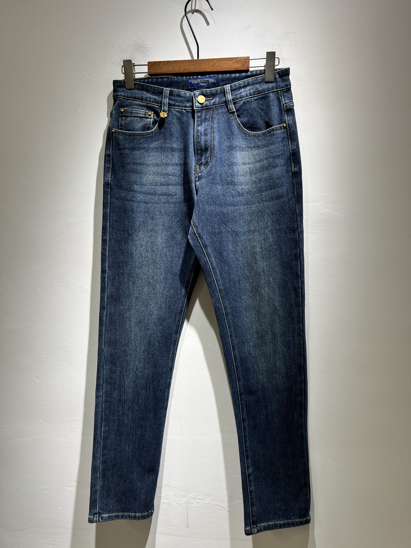 NO:463788,Louis Vuitto*Louis*Deng 2025 Spring and Summer New Men's Classic Washed Small Straight Jeans. Excellent upper body performance, a versatile choice, and a great value-for-money sharing!  !  As a classic combination of simple elements for boys, the classic jeans series of Louis meets the Louis classic jeans series, this has always been a legendary item in the industry and a lasting item. Many men with senior economic strength are guests of the Louis family. Countless bigwigs have performed this sentence. This is even circulated in the fashion circle. It is made of top denim jeans. After high-end washing process, it is of great grade and luxury. Nameplate waist brand hardware logo auxiliary material design!  The fabric is excellent and comfortable on the upper body, giving people a full of trendy and fashionable atmosphere, interpreting luxury and trend to the extreme. The classic, exquisite and precise straight-tube cutting design, and the thickness can be even better across all seasons!  Size 30 -40, louis vuitton,louis vuitton,alexander wang19860909Louis Vuitto*路易*登2025春夏新款男士经典水洗小直筒牛仔长裤.绝佳的上身性能,百搭之选,超值性价比分享！！作为男生简约元素经典搭配,路遇路易经典仔裤系列,这个一直是业内的传奇单品,也是经久不衰的单品,很多具有资深经济实力的男人都是路易家族的座上客,无数的大佬都曾演绎过,时尚圈更是流传这么一句话,顶级丹宁牛仔面料打造而成,经高端水洗工艺处理后,极具档次与奢华感.铭牌腰牌五金logo辅料设计！面料极好上身舒适,给人满满的潮流时髦气息,将奢华与潮流感演绎到了极致,经典精湛精准的直筒版型裁剪设计,厚度更是能横跨四季必入好款！ 尺码30 -40,,louis vuitton,louis vuitton,alexander wang,Men's clothing