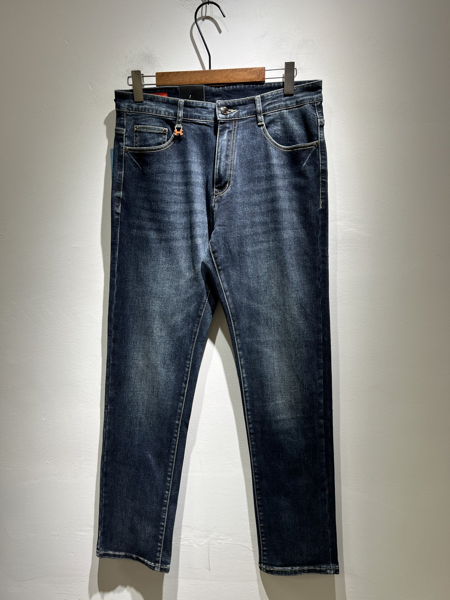 NO:463796,HERM*S AES 2025 Spring and Summer Men's High-end Tanning Washed Small Straight Jeans Overseas Trading Company Channel Order!  Men's slim straight jeans!  Shanghai Henglong store is on sale!  It is high-end, simple, and has exquisite craftsmanship and materials. It is very rigorous and demanding in pursuit of quality. It uses every detail to prove its brand image!  The typical essence of H's home, with a very representative logo design!  The brand image of H's home is perfectly explained, and the signature leather brand is also quite amazing. It has built a brand LOGO, and the fabric has been perfectly transformed and sublimated. It has a heavy environmentally friendly plant enzyme washing process. The texture has a unique retro style and is quite outstanding. It is recognized as a universal and versatile color number and can withstand the test of any season.  Well-tailed, clean, refreshing and neat!  Size 29-40, hermes, jeans, alexander wang19860909HERM*S爱*仕 2025春夏男士高端丹宁水洗小直筒牛仔裤 海外贸易公司渠道订单 ！男士修身直筒牛仔裤！上海恒隆店在售！高级、简约,工艺和用料方面都颇为考究,对于品质的追求非常严谨和苛刻,用每一个细节来力证自身品牌形象！H家的典型精髓,极具代表性标志logo腰牌设计！将H家的品牌形象完美阐释出来,招牌式的皮牌亦颇为惊艳,构建出品牌LOGO,面料得到完美蜕变和升华,重磅环保植物酵素水洗工艺,肌理有着独特的复古风格,相当出彩,公认的万能百搭色号,经得住任何季节的考验配色！剪裁精良,干净清爽且利落！尺码29-40,,hermes,jeans,alexander wang,Men's clothing