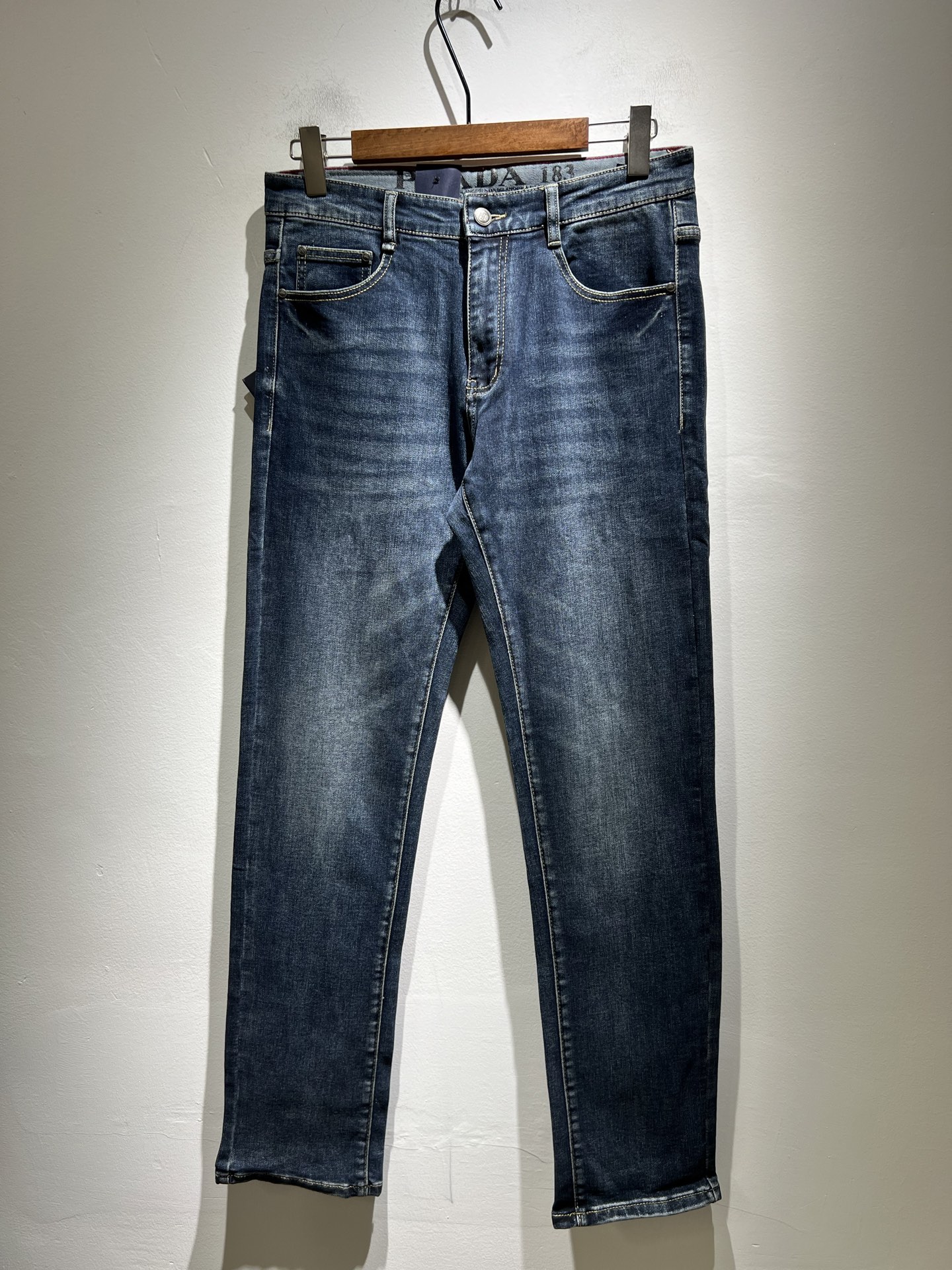 NO:463779,PRA*DA Prada 2025 Spring and Summer New Products are on sale!  Denim is high-end, versatile and pragmatic, and not sensational!  Limited editions in Hong Kong, Macao and Taiwan!  !  Three-dimensional cut cotton material!  The Taiwan foreign trade company undertakes the exquisite and delicate materials, which seems to be Prada's patented high-quality custom-made original hardware logo design!  Not only in the material, color and style, the life philosophy behind the design just fits the dual mentality of modern people's pursuit of personal practicality and fashion aesthetics, and achieves a perfect balance between function and aesthetics. It is not only the display of fashion trends, but also the ultimate of modern aesthetics. P's vision does not limit the indispensable components of the core value of fashion brands, another alternative to mature styles and sizes 29-40, prada, prada, alexander wang19860909PRA*DA 普拉达 2025春夏新品发售！牛仔高级百搭实用主义不哗众取宠！港澳台地区限定款！！立体裁剪纯棉材质！台湾外贸公司承接、材质精致细腻似乎是普拉达专利品质上乘 定制原版五金logo设计！不仅在材料、颜色与款式工夫,设计背后的生活哲学正巧契合现代人追求切身实用与流行美观的双重心态,在机能与美学之间取得完美平衡,不但是时尚潮流的展现,更是现代美学的极致.P的视野并没有局限时尚品牌核心价值中不可或缺的组成部分、的另一种选择替代风格成熟、尺码29-40,,prada,prada,alexander wang,Men's clothing