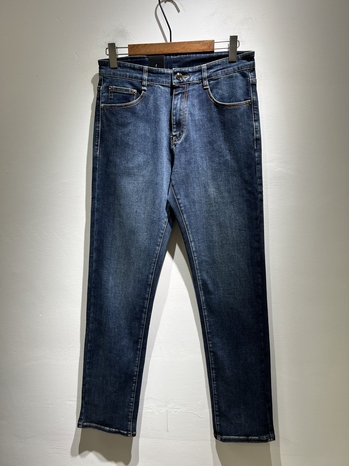 NO:463840,Dolce & Dolce*na 2025 spring and summer new jeans, wash and naturally not easy to deform and decolorize, three-dimensional tailoring perfectly shaped fabric, comfortable and soft, and casually matched, comfortable means its interpretation of fashion and leisure. DG's consistent style reflects the brand's pursuit of quality, with a bit of hedonist flavor, pays great attention to details, likes everything that is not formulaic, pursues freedom, Dolce & GABB*NA's style is very unique. At the beginning of the business, it insists on making plates and designing logo logo waist brand design!  For the fashion industry that paid attention to the show at that time, it was quite unique. Size 29-40, Dolce & Gabbana, Dolce & Gabbana, jeans, alexander wang19860909Dolce & 杜嘉*纳 2025春夏新品牛仔裤,水洗处理自然不易变形脱色、立体剪裁完美塑形面料质舒适柔软随意搭配、舒适代表它对时尚休闲的诠释是DG一贯作风细节处体现这个品牌对品质的追求,带点享乐主义者的味道,非常注重细节,喜欢一切非公式化的东西,追求自由杜嘉班纳 (DOLCE&GABB*NA) 的作风非常独特,创业之初坚持自己制版、设计标识logo腰牌设计！对于当时讲究排场的时装界,是相当独树一格的.尺码29-40,,Dolce&Gabbana,Dolce&Gabbana,jeans,alexander wang,Men's clothing