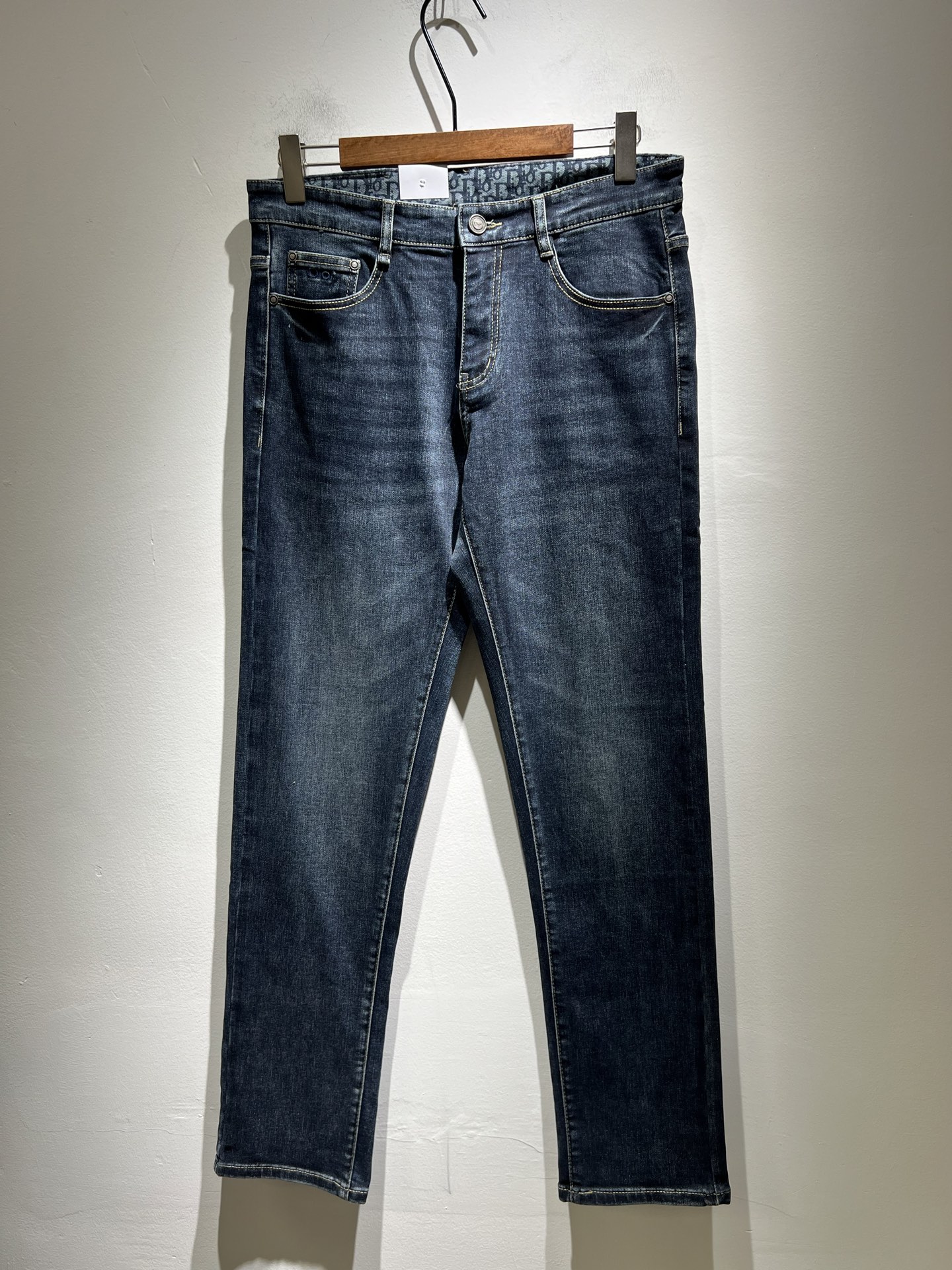 NO:463832,Dio*r Dijia 2025 spring and summer men's washing small straight jeans!  Trading company channel is awesome, with excellent quality, versatile versatile pants king in the fashion circle, European and American street photography mid-to-high frequency wear demonstration, leather waist brand logo design!  And it is a must-have item for luxury brands every season!  Very pure and minimalist design tone!  Adhering to the D family's consistent fashion proposition, it is quite eye-catching, and it demonstrates its ingenious craftsmanship and strongly posits its brand identity!  Customized Italian tannin fabrics are invincible in texture and have a charm, perfect style and tailoring, and excellent slimming effect. They can sweep the wardrobe and match any top set. They are widely compatible and casual, with full upper body shapes and invincible fashionable and versatile!  Size 29 -40,dior,dior,dior,jeans,alexander wang19860909Dio*r 迪家 2025春夏男士水洗小直筒牛仔裤！贸易公司渠道牛货,品相超赞,时尚圈万能的百搭裤王,欧美街拍中高频穿搭示范,皮革腰牌logo设计！且是奢侈品牌每季必出的单品！非常纯粹极简的设计基调！秉承了D家一贯的时尚主张,颇具看点,即彰显了匠心工艺又有力的标榜了品牌身份！客供意大利定制丹宁面料,质感无敌赞,颇具韵味,版型剪裁完美,提臀修身显瘦效果极佳,可横扫衣橱任何的上装搭配,兼容性广泛,休闲兼备,上身型款十足,无敌的时髦百搭神品！尺码29 -40,,dior,dior,dior,jeans,alexander wang,Men's clothing