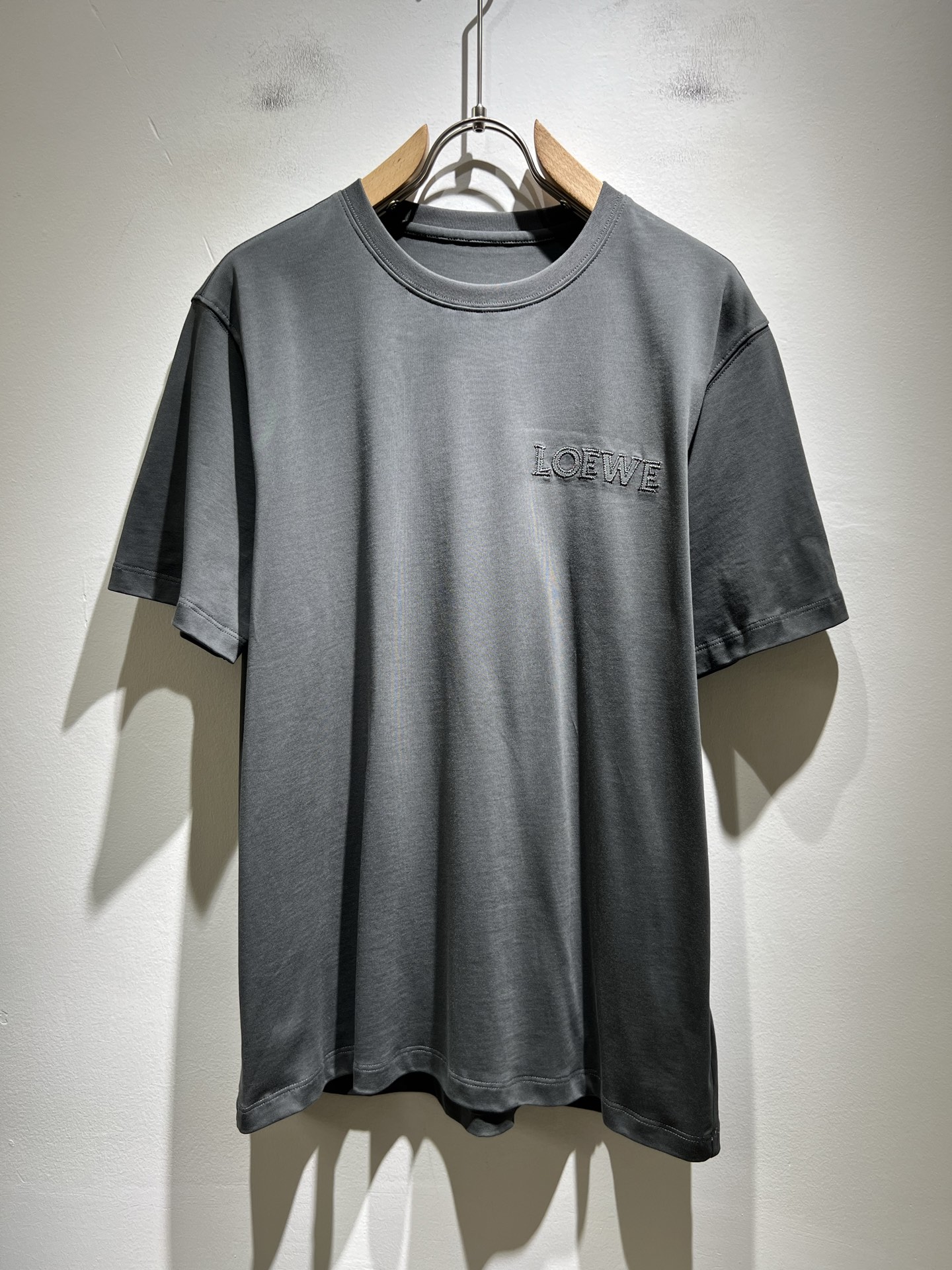 NO:461243,LOE*WE Luo*We 2025 spring and summer new short-sleeved T-shirt for men and women, original Italian order channel, very personalized and high-end style, logo logo pattern embroidery craft design!  Couple pure cotton short-sleeved T-shirt!  !  The latest fashion trends and popular products are here, and it is another simple and high-end fashion item. It is a fashion product with very high-end outfit charm. It is a must-have item for fashion trends!  Original Italian manufacturer channels, special-level orders, and released at the same time as Hong Kong, Macao and Taiwan buyers. This model is also the latest popular product of Luo Yiweijia this year and the most classic product. Its specifications and grades are beyond doubt!  !  The choice is very diverse, and it can be said that this model naturally has a fresh and natural feeling, showing the brand charm and high-end feeling. The texture of this model is very good, and the heavy weight and brilliant skin-friendliness that can be seen with hands are even better, and it is a complete enjoyment of wearing!  !  Size: M-4XL, loewe, loewe, T-shirt,tees, t-shirt,alexander wang19860909LOE*WE罗*威 2025春夏新款男女同款短袖T恤,意大利原厂订单渠道,极具个性高级风,标志logo图案刺绣工艺设计！情侣款纯棉短袖T恤！！最新时尚潮流人气产物驾到,又是一款简约高级的时尚单品,穿搭魅力十分高级不俗的时尚产物 ,时尚潮流必备单品！意大利原厂渠道,特供级别订单,同步港澳台买手店发布,此款也是罗意威家今年的最新人气产物,也是最经典的产物,其规格跟档次更是毋庸置疑！！ 选择极具多样化,言而喻此款自然具备那种清新自然的感觉,彰显品牌魅力与高级感,此款的质感十分的到位,用手可以感知的重磅跟出彩亲肤程度更是上佳,十足的穿着享受！！尺码: M-4XL,,loewe,loewe,T-shirt,tees，t-shirt,alexander wang,Men's clothing