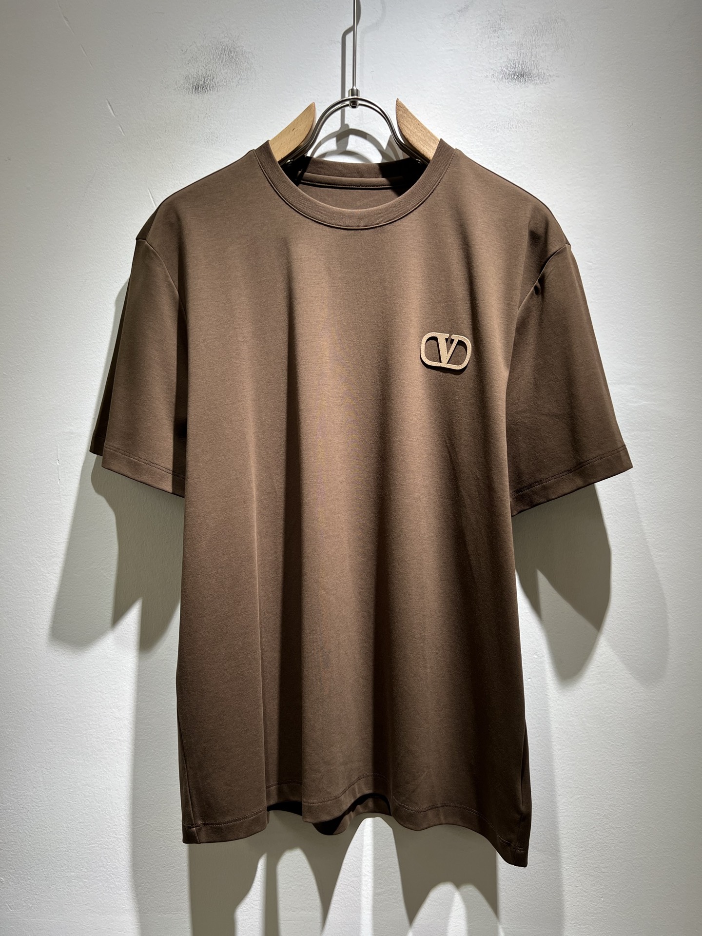 NO:461229,VALENTI*O Warren*nu~Counter style, 2025 spring and summer new short-sleeved T-shirt, chest logo pressing design!  Simple, fashionable and young, versatile style, and a young and elegant upper body feel!  It will never be outdated. All major counters are listed simultaneously. The orders of goods, workmanship and details of the foreign trade full-quality trading company are very well-established, and they are very particular. The fabric is made of high-quality cotton fabric!  The upper body is comfortable and breathable, and the overall feels very crisp. It is worn on a daily basis. Whether it is worn alone or in the inner wear, it is simple and brilliant. Casual men and women should not miss it. Size M-4XL, valentino, valentino, T-shirt, tees, t-shirt, alexander wang19860909VALENTI*O华伦*奴～柜台款、2025春夏新款短袖T恤,胸前logo压胶设计！简单时尚而年轻,百搭风格,上身感很年轻优雅！永远不会过时.各大柜台同步上市,外贸全品相贸易公司订单货品,做工和细节部位非常到位,非常讲究.合体的剪裁.面料采用优质棉面料！上身舒适透气,整体又有很好的挺括感,日常基础穿着.不管单穿还是内搭,简简单单就很出彩,休闲男女不容错过.尺码M-4XL,,valentino,valentino,T-shirt,tees，t-shirt,alexander wang,Men's clothing