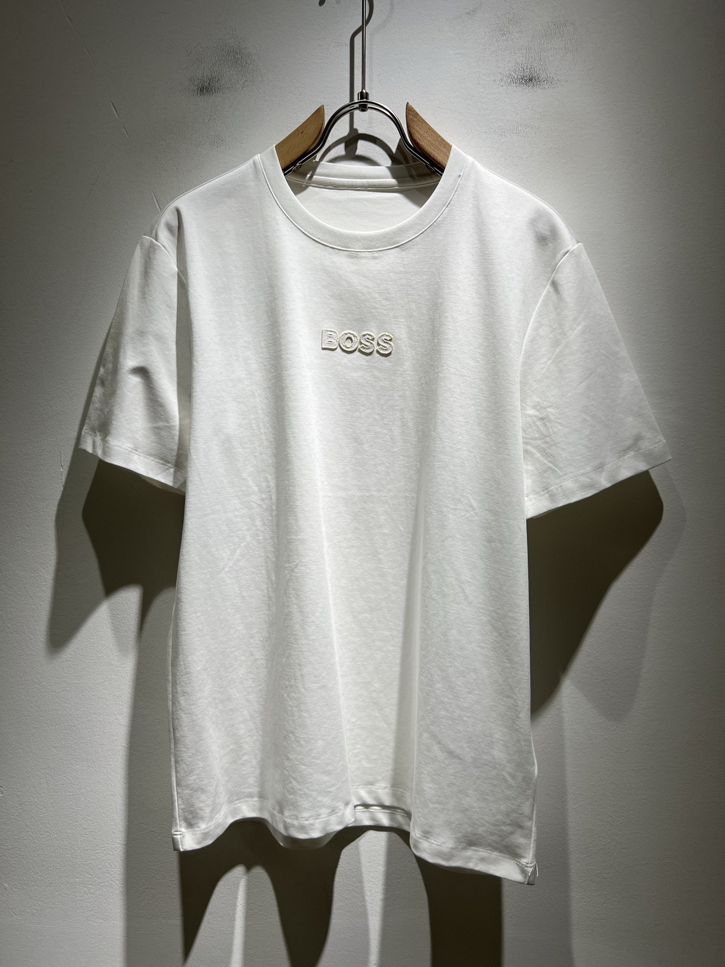 NO:461283,BOSS 2025 spring and summer new short-sleeved T-shirt for men and women, original Italian order channel, very personalized and high-end style, logo logo pattern embroidery craft design!  Couple pure cotton short-sleeved T-shirt!  !  The latest fashion trends and popular products are here, and it is another simple and high-end fashion item. It is a fashion product with very high-end outfit charm. It is a must-have item for fashion trends!  Original Italian manufacturer channels, special-level orders, and released at the same time as Hong Kong, Macao and Taiwan buyers. This model is also the latest popular product of Luo Yiweijia this year and the most classic product. Its specifications and grades are beyond doubt!  !  The choice is very diverse, and it can be said that this model naturally has a fresh and natural feeling, showing the brand charm and high-end feeling. The texture of this model is very good, and the heavy weight and brilliant skin-friendliness that can be seen with hands are even better, and it is a complete enjoyment of wearing!  !  Size: M-4XL, loewe, T-shirt,tees, t-shirt,alexander wang19860909BOSS 2025春夏新款男女同款短袖T恤,意大利原厂订单渠道,极具个性高级风,标志logo图案刺绣工艺设计！情侣款纯棉短袖T恤！！最新时尚潮流人气产物驾到,又是一款简约高级的时尚单品,穿搭魅力十分高级不俗的时尚产物 ,时尚潮流必备单品！意大利原厂渠道,特供级别订单,同步港澳台买手店发布,此款也是罗意威家今年的最新人气产物,也是最经典的产物,其规格跟档次更是毋庸置疑！！ 选择极具多样化,言而喻此款自然具备那种清新自然的感觉,彰显品牌魅力与高级感,此款的质感十分的到位,用手可以感知的重磅跟出彩亲肤程度更是上佳,十足的穿着享受！！尺码: M-4XL,,loewe,T-shirt,tees，t-shirt,alexander wang,Men's clothing