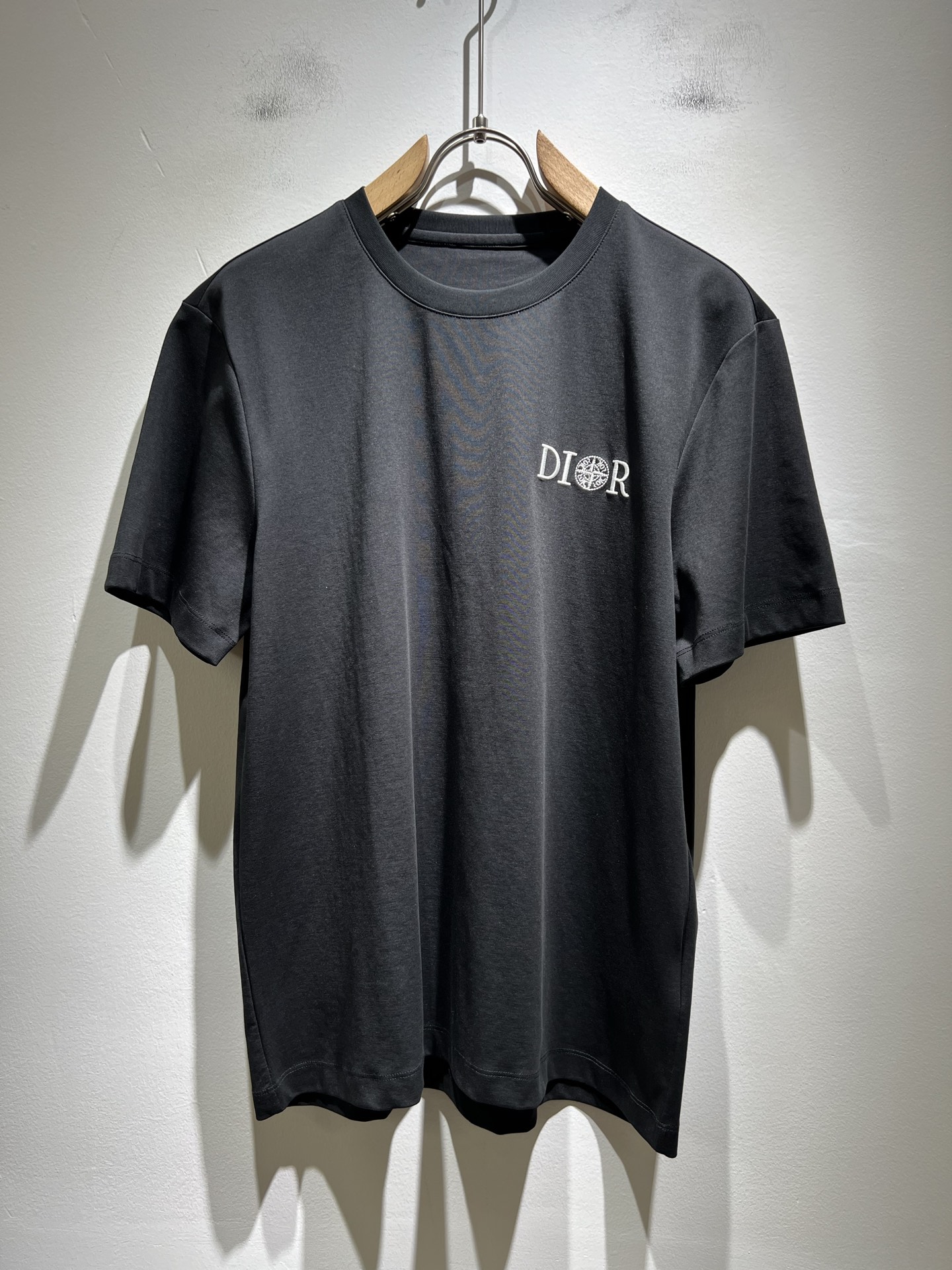 NO:461268,Dio*Dijia 2025 spring and summer new short-sleeved T-shirt for men and women, and the counter is available at the same time!  Customized exclusive mercerized cotton fabric, customized original craft threads, chest logo pattern embroidery craft design!  Simple and generous, calm and versatile, extremely high-end, perfectly integrated with fashion and style, a top fashionable style that perfectly suits the outside wear!  The overall feeling is natural!  The ultimate classic versatile short-sleeved T-shirt is designed with the latest three-dimensional letter logo elements!  The ultimate perfection of heavy industry!  Fans who pursue high quality are please buy them by themselves, and all fans who know the goods are invited to appreciate this model together!  !  Size M-4XL, dior,dior,T-shirt,tees,t-shirt,alexander wang19860909Dio*迪家 2025春夏新款男女同款短袖T恤,专柜同步发售！定制专属丝光纯棉面料,定制原版工艺螺纹,胸前logo图案刺绣工艺设计！简约大方,从容百搭,档次极高,完美融入时尚还有风情感一款完美符合外穿的顶尖时髦气质款！整体给人浑然天成的感觉！极致经典的百搭型短袖T恤,采用最新的立体字母logo元素设计！极致的重工极致的完美！追求高品质的粉丝们请自行抢购,诚邀所有识货的粉丝一同鉴赏此款！！尺码M-4XL,,dior,dior,T-shirt,tees，t-shirt,alexander wang,Men's clothing