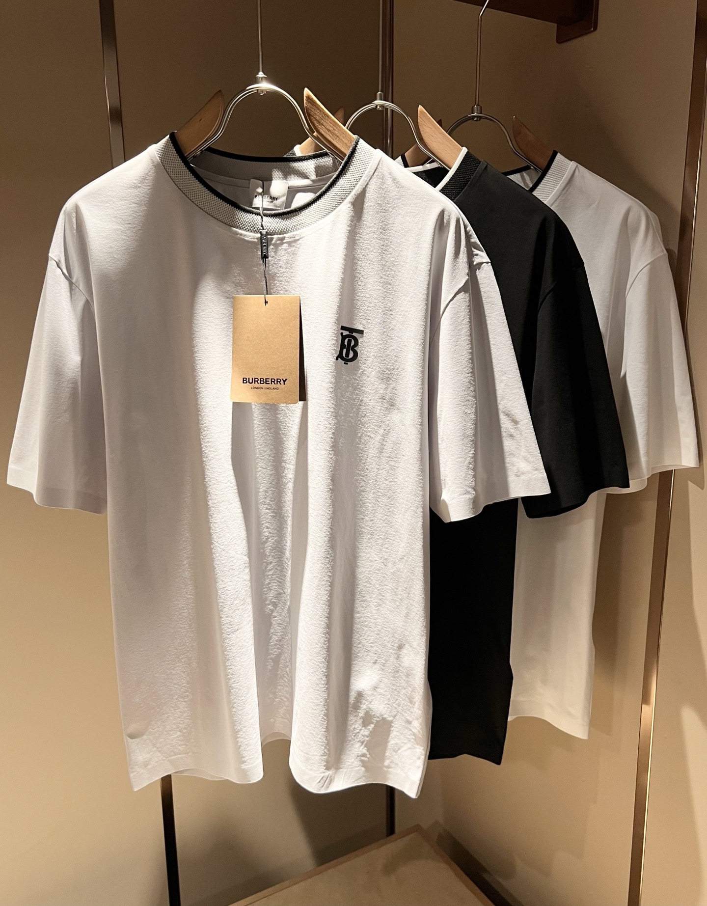 NO:463817,BURBER*Y Ba*li's new spring and summer 2025 short-sleeved T-shirt for men and women, is coming, and is made of a popular environmentally friendly pure cotton fabric recently. It is a high-end outdoor sports and leisure series, which is very popular in sports!  BUR's latest special material, logo pattern glue pressing design!  Fabric is also called memory cloth, which refers to fabrics with morphological memory functions. It instantly kills all versions on the market. It can only be said that it is not a level of existence at all. Whether it is material, detail restoration and craftsmanship, you are not afraid of any challenges. Just to contribute wonderful products to everyone. As always, it is consistent. A style that implements the core concept of BUR will be closely tied to fashion, always maintaining perfection, a simple but not simple design style perfectly meets the outfit you need in daily life. Size: M-5XL., burberry, T-shirt, tees, t-shirt, alexander wang19860909BURBER*Y巴*莉2025春夏新品男女同款短袖T恤,重磅来袭,最近比较火热的环保纯棉面料制作而成,高端户外运动休闲系列,非常火热运动风潮！BUR最新研发的特殊材质,标志logo图案压胶设计！面料也叫记忆布,是指具有形态记忆功能的面料,秒杀市面上一切版本,只能说根本就不是一个级别的存在,不管是材质还是细节还原度以及工艺制作方面,不惧任何挑战,只为给大家奉献绝妙产物一如既往,始终如一,贯彻了BUR核心理念的一个款式将与时尚紧紧的捆绑在一起,时刻保持完美,简约而不简单的的设计风格,完美的满足了你日常所需要的穿搭.尺码:M-5XL.,,burberry,T-shirt,tees，t-shirt,alexander wang,Men's clothing