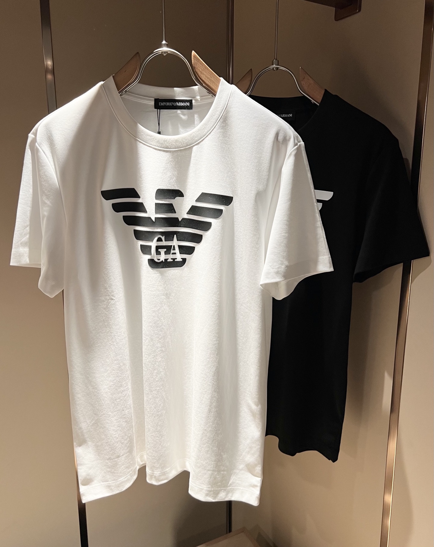 NO:461227,Arman A*ni's new spring and summer 2025 men and women's same casual short-sleeved T-shirt, original single OEM factory order, logo glue pressing design!  The simple design is exquisite and elegant, amazing!  Customized original exclusive pure cotton fabric, soft and delicate feel, super comfortable on the upper body, and ultimately enjoy wearing!  Inheriting the classic styles of the past, the upper body effect comes naturally, and simple outfits do not require too many accessories. It can easily create a fashionable feeling, and the return rate will also increase. Get it at a speed!  Size M-3XL, Armani, T-shirt,tees, t-shirt,alexander wang19860909Arman阿*尼2025春夏新款男女同款休闲短袖T恤,原单代工厂订单,标志logo压胶设计！简洁的设计精致优雅,令人叹服！定制原版专属纯棉面料,手感柔软细腻,上身超级舒适,极致的穿着享受！继承着以往的经典版型,上身效果自然而来的出彩,简单穿搭无需过多的饰物,轻松搭出时尚感,回头率也会随之提升.速度入手吧！尺码M-3XL,,armani,T-shirt,tees，t-shirt,alexander wang,Men's clothing