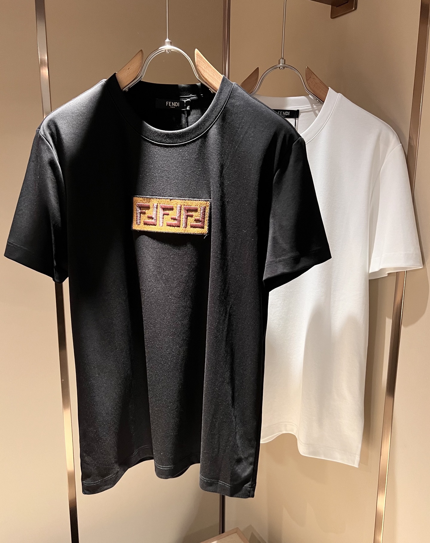 NO:463778,FEN*I FEN*Di's new spring and summer 2025 FD family FF men and women short-sleeved T-shirt, versatile and minimalist short-sleeved shirts for men and women. Original Italian orders, popular FD family items, simple and pure colors. The FD family's enduring iconic products, high-quality products with full representation and full specifications, and high-quality products that all FD fans are worth buying!  Pure Yidian channel orders, high-end and popular products from the FD family, very popular items at the moment, and embroidery decoration of the iconic letter logo pattern!  High-end goods worth keeping and giving away to others!  It is trendy and beautiful, with a full sense of trendy atmosphere, and has a very high level and specifications. It uses a very classic black and white color combination, giving people a strong visual impact and has a very high recognition. It is top-quality exclusive pure cotton fabric, created with a soft, delicate and comfortable touch, and has a very high-end and classy appearance!  Perfectly interprets the charm of the brand and leaves a deep impression. It is more fashionable and charming. It has simple, elegant and fashionable upper body, and is even more stressful for outfits!  The inner wear alone is very delicious and beautiful scenery that cannot be ignored!  Size M-3XL, fendi,dior,T-shirt,tees,t-shirt,alexander wang19860909FEN*I 芬*迪2025春夏新款FD家族FF男女同款短袖T恤,男女同款百搭极简短袖.意大利原厂订单,FD家族人气单品,简约纯色系打造.FD家族经久不衰的标志性臻品,代表性十足,规格感十足的精品,所有FD粉丝都值得抢购的精品！纯正意代渠道订单,FD家族的高奢人气爆款产物,当下十分火爆的单品,标志性字母logo图案刺绣修饰！值得自留和送人的高端货！新潮又好看,潮流气息感十足,档次规格感极高,并且采用十分经典的的黑白双色搭配,给人的视觉冲击感相当强烈,有着极高的辨识度,顶级专属纯棉面料,打造,触感柔软细腻舒适,品相相当高级有档次！完美诠释品牌魅力,给人留下深刻印象.更具时尚与韵味,上身简约大方时尚,对于穿搭更是毫无压力！单穿内搭都极有味道,不可忽视的靓丽风景线！ 尺码M-3XL,,fendi,dior,T-shirt,tees，t-shirt,alexander wang,Men's clothing