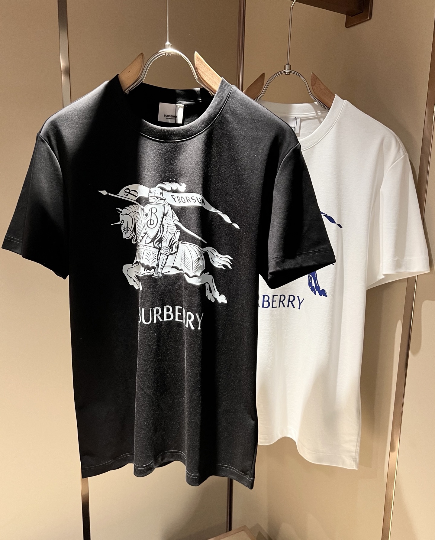 NO:461274,BURBER*Y Ba*li's new spring and summer 2025 short-sleeved T-shirt for men and women, is coming, and is made of a popular environmentally friendly pure cotton fabric recently. It is a high-end outdoor sports and leisure series, which is very popular in sports!  BUR's latest special material, logo pattern printing design!  Fabric is also called memory cloth, which refers to fabrics with morphological memory functions. It instantly kills all versions on the market. It can only be said that it is not a level of existence at all. Whether it is material, detail restoration and craftsmanship, you are not afraid of any challenges. Just to contribute wonderful products to everyone. As always, it is consistent. A style that implements the core concept of BUR will be closely tied to fashion, always maintaining perfection, a simple but not simple design style perfectly meets the outfit you need in daily life. Size: M-3XL., burberry, T-shirt, tees, t-shirt, alexander wang19860909BURBER*Y巴*莉2025春夏新品男女同款短袖T恤,重磅来袭,最近比较火热的环保纯棉面料制作而成,高端户外运动休闲系列,非常火热运动风潮！BUR最新研发的特殊材质,标志logo图案印花设计！面料也叫记忆布,是指具有形态记忆功能的面料,秒杀市面上一切版本,只能说根本就不是一个级别的存在,不管是材质还是细节还原度以及工艺制作方面,不惧任何挑战,只为给大家奉献绝妙产物一如既往,始终如一,贯彻了BUR核心理念的一个款式将与时尚紧紧的捆绑在一起,时刻保持完美,简约而不简单的的设计风格,完美的满足了你日常所需要的穿搭.尺码:M-3XL.,,burberry,T-shirt,tees，t-shirt,alexander wang,Men's clothing