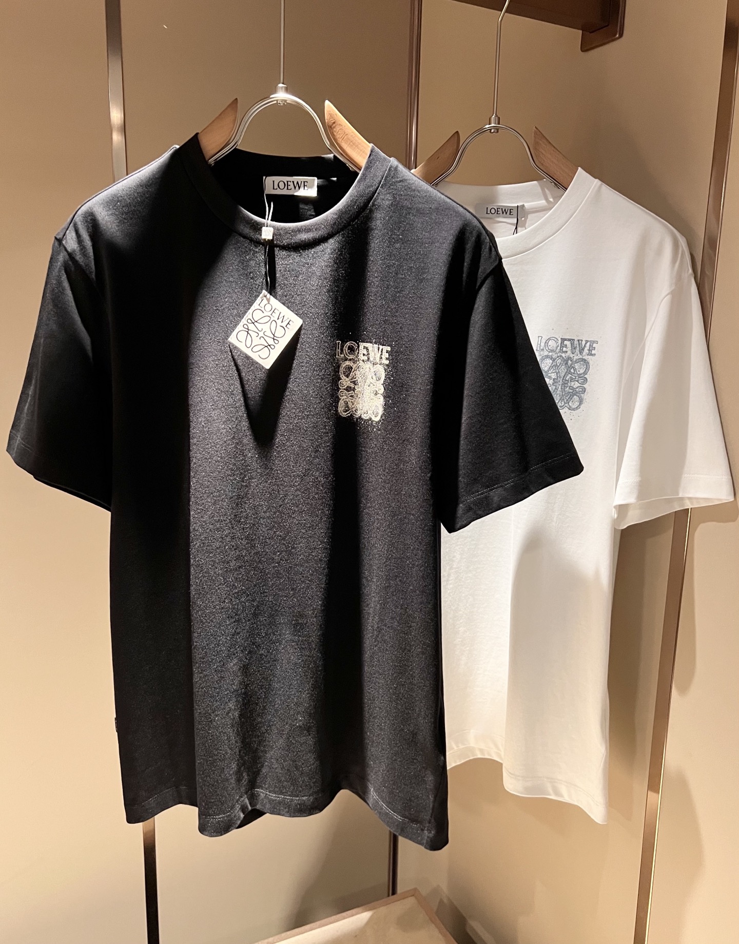 NO:461266,LOE*WE Luo*We 2025 spring and summer new short-sleeved T-shirt for men and women, original Italian order channel, very personalized and high-end style, logo logo pattern printing craft design!  Couple pure cotton short-sleeved T-shirt!  !  The latest fashion trends and popular products are here, and it is another simple and high-end fashion item. It is a fashion product with very high-end outfit charm. It is a must-have item for fashion trends!  Original Italian manufacturer channels, special-level orders, and released at the same time as Hong Kong, Macao and Taiwan buyers. This model is also the latest popular product of Luo Yiweijia this year and the most classic product. Its specifications and grades are beyond doubt!  !  The choice is very diverse, and it can be said that this model naturally has a fresh and natural feeling, showing the brand charm and high-end feeling. The texture of this model is very good, and the heavy weight and brilliant skin-friendliness that can be seen with hands are even better, and it is a complete enjoyment of wearing!  !  Size: M-5XL, loewe, loewe, T-shirt,tees, t-shirt,alexander wang19860909LOE*WE罗*威 2025春夏新款男女同款短袖T恤,意大利原厂订单渠道,极具个性高级风,标志logo图案印花工艺设计！情侣款纯棉短袖T恤！！最新时尚潮流人气产物驾到,又是一款简约高级的时尚单品,穿搭魅力十分高级不俗的时尚产物 ,时尚潮流必备单品！意大利原厂渠道,特供级别订单,同步港澳台买手店发布,此款也是罗意威家今年的最新人气产物,也是最经典的产物,其规格跟档次更是毋庸置疑！！ 选择极具多样化,言而喻此款自然具备那种清新自然的感觉,彰显品牌魅力与高级感,此款的质感十分的到位,用手可以感知的重磅跟出彩亲肤程度更是上佳,十足的穿着享受！！尺码: M-5XL,,loewe,loewe,T-shirt,tees，t-shirt,alexander wang,Men's clothing