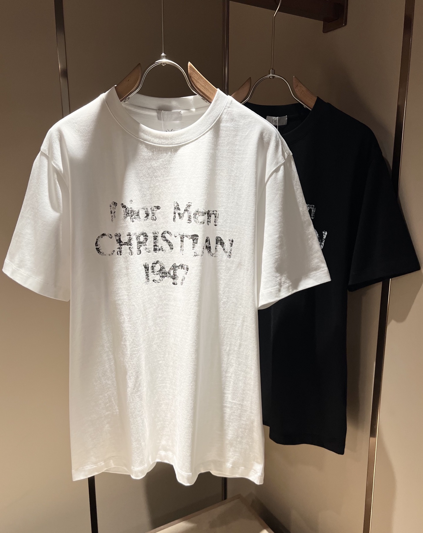 NO:461252,Dio*Dijia 2025 spring and summer new short-sleeved T-shirt for men and women, and the counter is available at the same time!  Customized exclusive 260g pure cotton fabric, customized original craft threads, chest logo pattern printing craft design!  Simple and generous, calm and versatile, extremely high-end, perfectly integrated with fashion and style, a top fashionable style that perfectly suits the outside wear!  The overall feeling is natural!  The ultimate classic versatile short-sleeved T-shirt is designed with the latest three-dimensional letter logo print elements!  The ultimate perfection of heavy industry!  Fans who pursue high quality are please buy them by themselves, and all fans who know the goods are invited to appreciate this model together!  !  Size M-5XL, dior,dior,T-shirt,tees,t-shirt,alexander wang19860909Dio*迪家 2025春夏新款男女同款短袖T恤,专柜同步发售！定制专属260克纯棉面料,定制原版工艺螺纹,胸前logo图案印花工艺设计！简约大方,从容百搭,档次极高,完美融入时尚还有风情感一款完美符合外穿的顶尖时髦气质款！整体给人浑然天成的感觉！极致经典的百搭型短袖T恤,采用最新的立体字母logo印花元素设计！极致的重工极致的完美！追求高品质的粉丝们请自行抢购,诚邀所有识货的粉丝一同鉴赏此款！！尺码M-5XL,,dior,dior,T-shirt,tees，t-shirt,alexander wang,Men's clothing