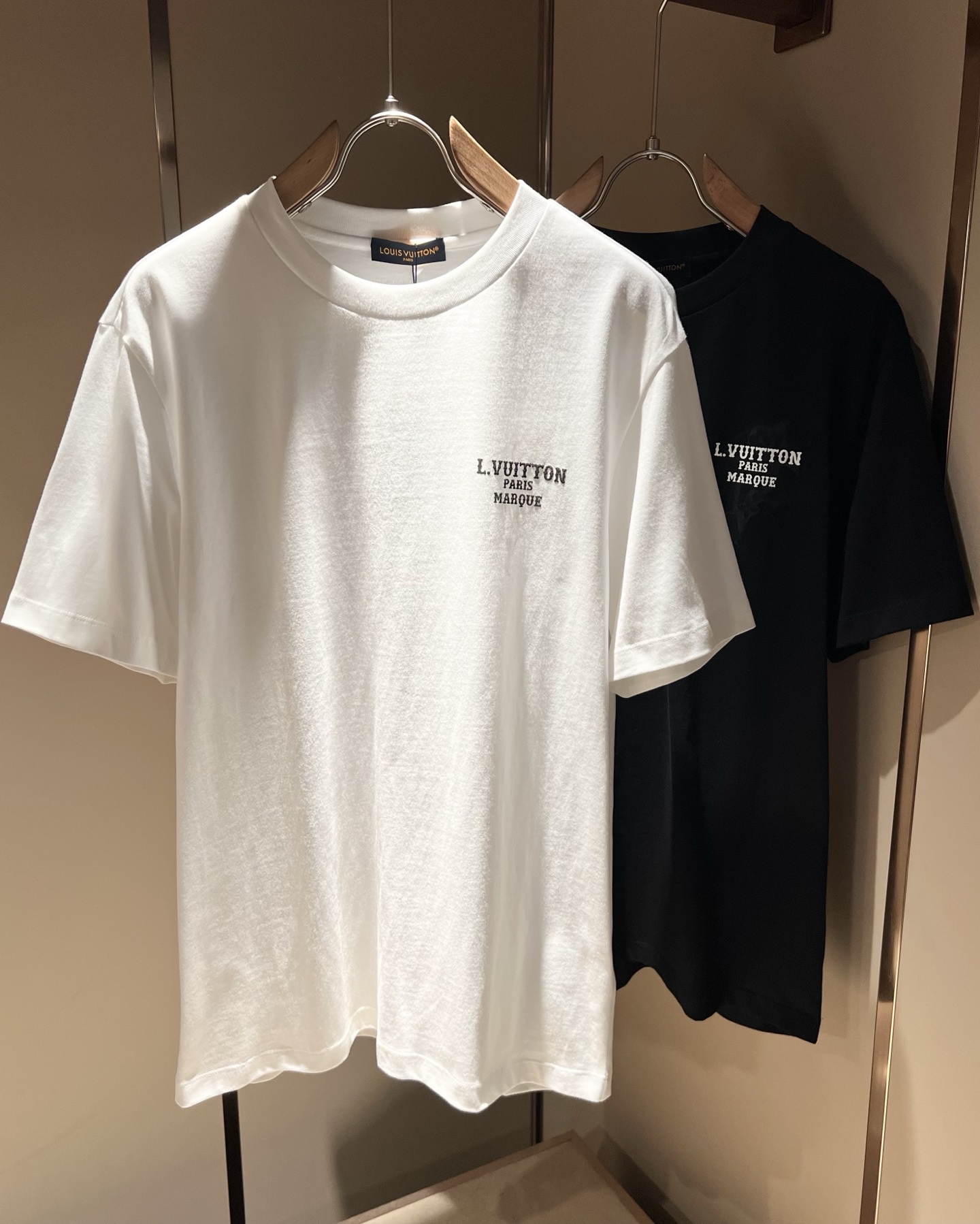 NO:461239,LouisVuitt*Louis*Deng The new series of spring and summer 2025 products are launched, a very fashionable and avant-garde short-sleeved T-shirt for men and women, with logo logo pattern and printing decoration!  Different from the past, it declares the design concept of brand inheritance!  Its eye-catchingness is no less than any classic style, perfectly presenting the fashionable, high-end and luxurious feeling in front of the world!  Made of imported 260 grams of cotton, selected high-quality pure cotton fabrics, soft and soft to the touch, the real thing is definitely beyond your imagination, close to the body and breathable, even if you sweat profusely, you will not feel greasy or stuffy, and will bring sweating and moisture absorption to the extreme!  Size M-5XL, louis vuitton,louis vuitton,t-shirt,tees,t-shirt,alexander wang19860909LouisVuitt*路易*登 2025春夏全新系列单品上线,非常时髦前卫的一款男女同款短袖T恤,标识logo图案印花修饰！区别于以往的不同,宣示品牌传承的设计理念！其吸睛度完全不亚于任何经典款式,将时髦高级感与奢华感完美呈现在世人眼前！客供进口260克全棉材质制成,精选优质纯棉面料,触感软糯亲肤细腻,实物到手绝对超乎你的想象,贴身无比舒适透气,即便是汗流浃背也不会有腻身及闷热感可言,将排汗吸湿性发挥到了极致！尺码M-5XL,,louis vuitton,louis vuitton,T-shirt,tees，t-shirt,alexander wang,Men's clothing