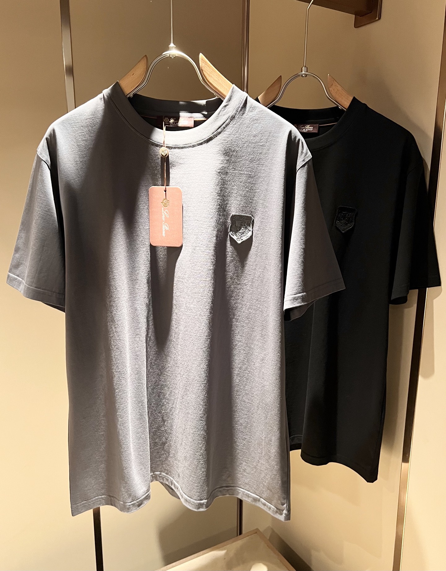 NO:461288,Loro Piana Nuoyou Pianya The latest trade order short-sleeved T-shirt for men in spring and summer 2025, full quality!  !  Internet celebrity style!  Embroidery design with logo pattern!  The upper body is comfortable and breathable, not stiff, and the overall three-dimensional feeling is rich, with quality export orders, customized exclusive fabric tailoring to meet the simple needs of commuters for dressing. The upper body is very effective, it looks slim and not picky about the figure. The fabric workmanship... Improper, good craftsmanship can make you look good and tasteful, a must-have item for everyone!  Size S-2XL, loro piana, T-shirt,tees, t-shirt,alexander wang19860909Loro Piana诺悠翩雅 2025春夏男士最新的贸易订单短袖T恤,全品相！！网红款！采用logo图案刺绣设计！上身舒适透气,不僵硬,整体有着丰富的立体感,品质出口订单,定制专属面料剪裁,满足通勤人们对于着装的简约需求,上身效果很好,显瘦,不挑剔身材.面料做工....无可挑剔,好工艺好面料才能穿出好品味一款,人手必备单品！尺码S-2XL,,loro piana,T-shirt,tees，t-shirt,alexander wang,Men's clothing