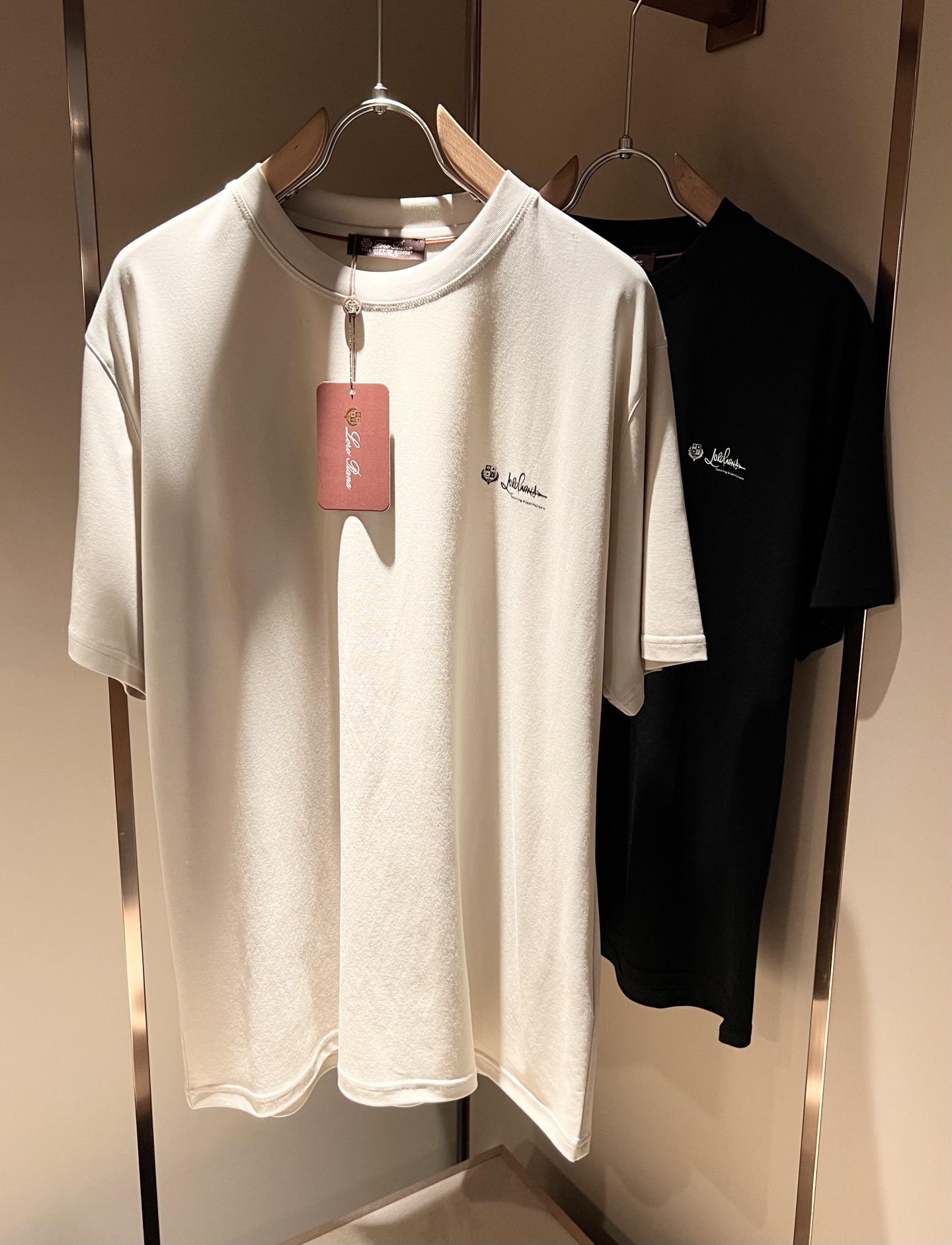 NO:461241,Loro Piana Nuoyou Pianya The latest trade order short-sleeved T-shirt for men in spring and summer 2025, full quality!  !  Internet celebrity style!  Use logo pattern to press glue design!  The upper body is comfortable and breathable, not stiff, and the overall three-dimensional feeling is rich, with quality export orders, customized exclusive fabric tailoring to meet the simple needs of commuters for dressing. The upper body is very effective, it looks slim and not picky about the figure. The fabric workmanship... Improper, good craftsmanship can make you look good and tasteful, a must-have item for everyone!  Size S-2XL, loro piana, T-shirt,tees, t-shirt,alexander wang19860909Loro Piana诺悠翩雅 2025春夏男士最新的贸易订单短袖T恤,全品相！！网红款！采用logo图案压胶设计！上身舒适透气,不僵硬,整体有着丰富的立体感,品质出口订单,定制专属面料剪裁,满足通勤人们对于着装的简约需求,上身效果很好,显瘦,不挑剔身材.面料做工....无可挑剔,好工艺好面料才能穿出好品味一款,人手必备单品！尺码S-2XL,,loro piana,T-shirt,tees，t-shirt,alexander wang,Men's clothing