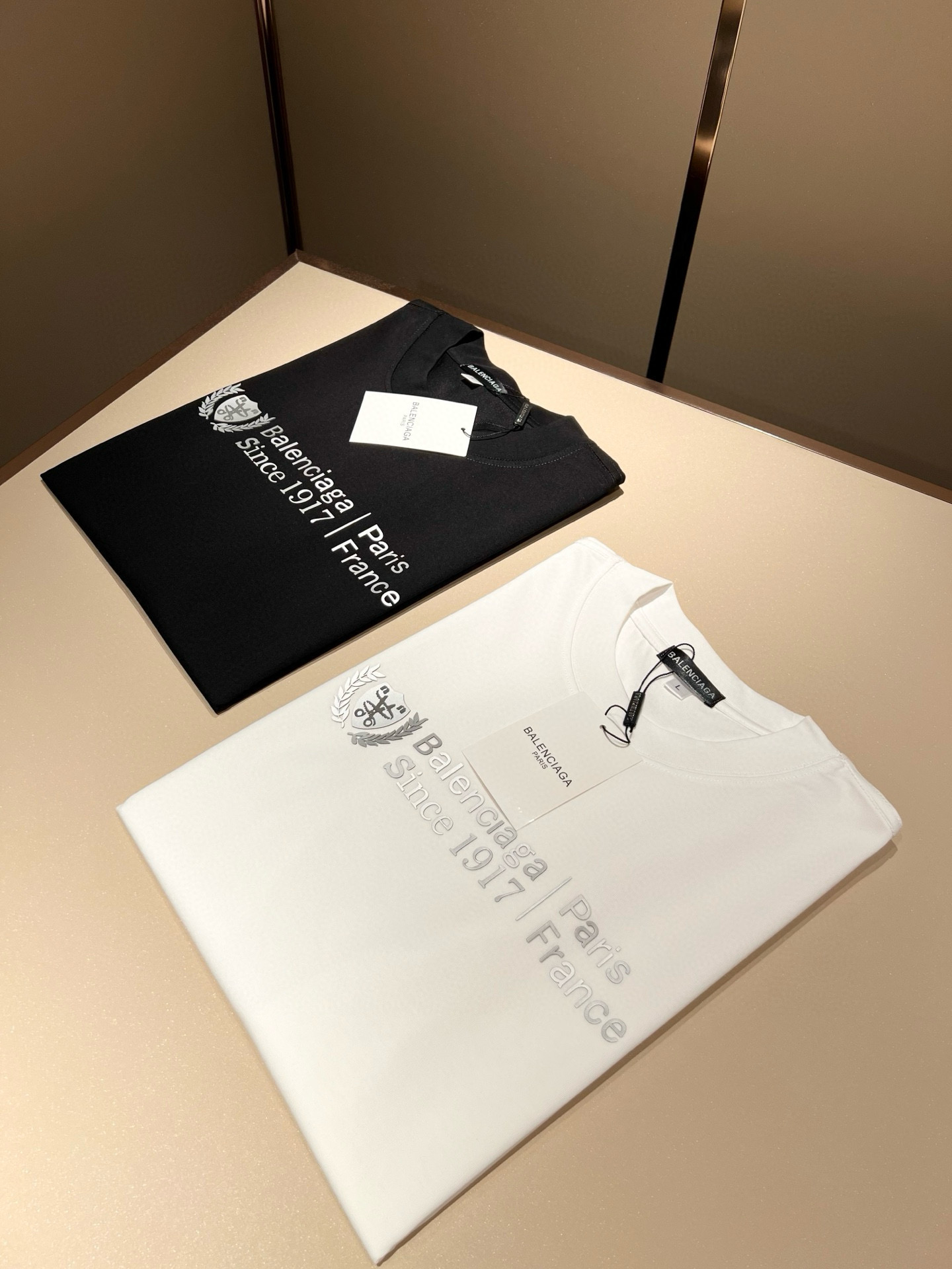 NO:463745,BALENCI*GA Paris* Home 2025 Spring and Summer New Men and Women's Same Short-Sleeve T-shirt!  Fashionable casual short-sleeved T-shirt with catwalk pattern prints!  Design logo glue pressing design!  The most designed and selected customer-supplied 260g pure cotton fabric, which feels soft and skin-friendly, is comfortable and breathable, and you can’t picky about the real thing!  Loose, small, shoulder-dead round neck cut, genderless couple mixed styles, opening up a new fashion charm!  Differentiate the market version of the high-end custom series!  Size M-4XL, balenciaga, T-shirt,tees, t-shirt,alexander wang19860909BALENCI*GA巴黎*家 2025春夏新款男女同款短袖T恤！走秀图案印花时尚休闲短袖T恤衫！设计logo压胶设计！极具设计精选客供260g纯棉面料,手感柔软亲肤,着身舒适透气性都无法挑剔,实物绝对会让你爱不释手！宽松小落肩的圆领版型裁剪,无性别主义的情侣混穿款式,打开全新的时装新韵味！区别市场版本高定系列！尺码M-4XL,,balenciaga,T-shirt,tees，t-shirt,alexander wang,Men's clothing