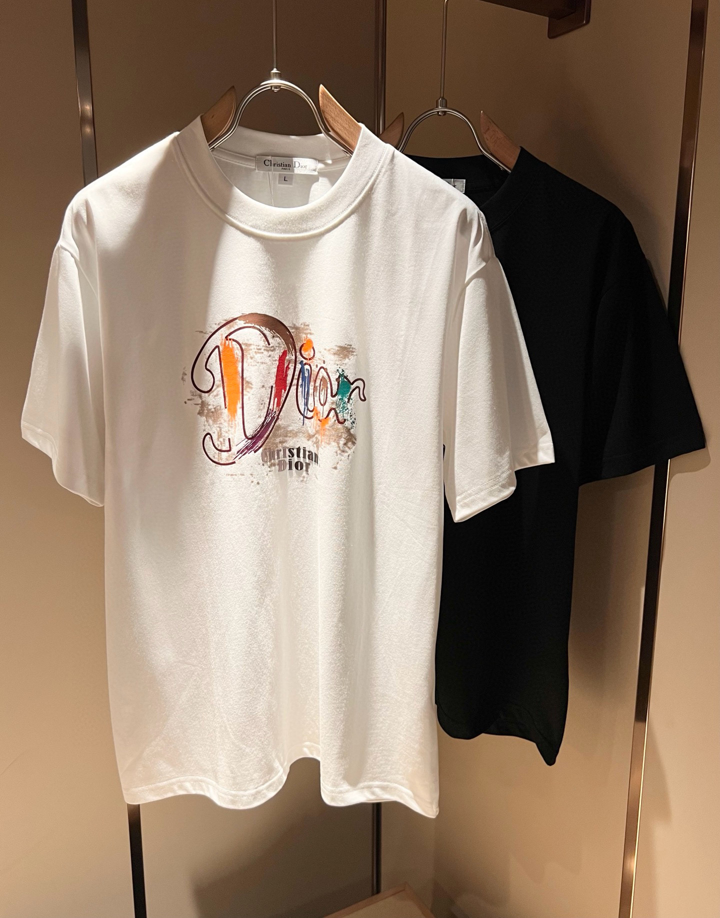 NO:461282,Dio*Dijia 2025 spring and summer new short-sleeved T-shirt for men and women, and the counter is available at the same time!  Customized exclusive 260g pure cotton fabric, customized original craft threads, chest logo pattern velvet craft design!  Simple and generous, calm and versatile, extremely high-end, perfectly integrated with fashion and style, a top fashionable style that perfectly suits the outside wear!  The overall feeling is natural!  The ultimate classic versatile short-sleeved T-shirt is designed with the latest three-dimensional letter logo print elements!  The ultimate perfection of heavy industry!  Fans who pursue high quality are please buy them by themselves, and all fans who know the goods are invited to appreciate this model together!  !  Color black white Size M-4XL,,dior,dior,T-shirt,tees,t-shirt,alexander wang19860909Dio*迪家 2025春夏新款男女同款短袖T恤,专柜同步发售！定制专属260克纯棉面料,定制原版工艺螺纹,胸前logo图案压绒工艺设计！简约大方,从容百搭,档次极高,完美融入时尚还有风情感一款完美符合外穿的顶尖时髦气质款！整体给人浑然天成的感觉！极致经典的百搭型短袖T恤,采用最新的立体字母logo印花元素设计！极致的重工极致的完美！追求高品质的粉丝们请自行抢购,诚邀所有识货的粉丝一同鉴赏此款！！颜色黑色 白色 尺码M-4XL,,dior,dior,T-shirt,tees，t-shirt,alexander wang,Men's clothing