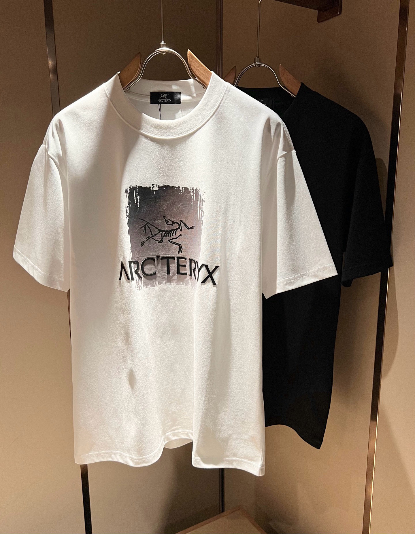 NO:461245,ARCTER*X Original Archaeological Bird 2025 spring and summer new short-sleeved T-shirt outdoor brands for men and women, perhaps the first thing that comes to mind is Canadian goose and Archaeological Bird. It gives people a feeling of trying out the label!  In addition to being quite accomplished in style design, the most obvious or most expert should be to have deeper and unique insights and attainments in fabrics. Through continuous structural research and problem-solving, and characterized by unique research on fabrics, these alone are enough to support it to become the first new logo brand image in the clothing manufacturing industry. This model uses air cotton material!  The fabric after the seiko blending feels smooth and soft, and it has both natural beauty and comfort. The large body style is cut cleanly and cleanly, and the fabric shows a different hazy structural beauty. It is made of exclusive mold customization. The fabric and its technology test the workers, can be smooth and smooth without wrinkles!  Logo logo pattern glue pressing process design!  It really tests the handmade work of every master!  It makes the whole clean and neat, without leaving any thread. Now men who pursue life are more refined in life!  Size M-4XL, arc'teryx, T-shirt,tees, t-shirt,alexander wang19860909ARCTER*X始*祖鸟 2025春夏新款男女同款短袖T恤户外品牌可能大家第一想到的就是加拿大鹅、始祖鸟.给人一种标签试的感觉！除了在款式设计上颇有造诣之外,最明显或者说最为拿手的,应该就是在面料上的拥有更深独特见解跟造诣了.通过不断地结构研究和问题处理,在以面料独特研究为特征,仅凭这些就已经足以支撑其成为服装制造行业中,首屈可数的新标志品牌形象.此款采用的空气棉材质！通过精工混纺之后的面料,手感细滑柔软,同时兼具自然美感跟舒适度.大身上版型裁剪简洁干净,面料上显现出了不一样朦胧的结构性美感来.独家开模定制而成,面料及其考验工人的技术,能做到平整服帖又不起皱！标志logo图案压胶工艺设计！真的是很考验每位师傅的手工制作！使得整体干净利索,不留一丝线头.现在对于生活有所追求的男性也在生活中更为精致！尺码M-4XL,arc'teryx,T-shirt,tees，t-shirt,alexander wang,Men's clothing