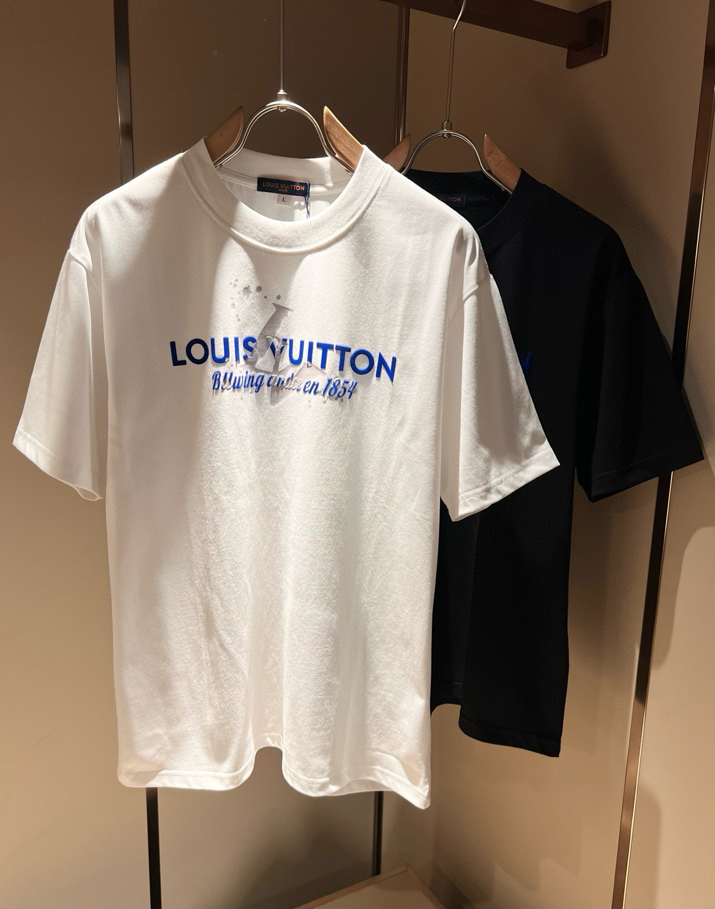 NO:461234,LouisVuitt*Louis*Deng The new series of spring and summer 2025 products are launched, a very fashionable and avant-garde short-sleeved T-shirt for men and women, with logo logo pattern and printing decoration!  Different from the past, it declares the design concept that has been passed down for many years in the brand!  Its eye-catchingness is no less than any classic style, perfectly presenting the fashionable, high-end and luxurious feeling in front of the world!  Made of imported cotton materials, selected high-quality pure cotton fabrics, soft and soft to the touch, the real thing is definitely beyond your imagination, close to the body and breathable, even if you sweat profusely, you will not feel greasy or stuffy, and will bring sweating and moisture absorption to the extreme!  Size M-4XL, louis vuitton,louis vuitton,t-shirt,tees,t-shirt,alexander wang19860909LouisVuitt*路易*登 2025春夏全新系列单品上线,非常时髦前卫的一款男女同款短袖T恤,标识logo图案印花修饰！区别于以往的不同,宣示品牌传承多年的设计理念！其吸睛度完全不亚于任何经典款式,将时髦高级感与奢华感完美呈现在世人眼前！客供进口全棉材质制成,精选优质纯棉面料,触感软糯亲肤细腻,实物到手绝对超乎你的想象,贴身无比舒适透气,即便是汗流浃背也不会有腻身及闷热感可言,将排汗吸湿性发挥到了极致！尺码M-4XL,,louis vuitton,louis vuitton,T-shirt,tees，t-shirt,alexander wang,Men's clothing